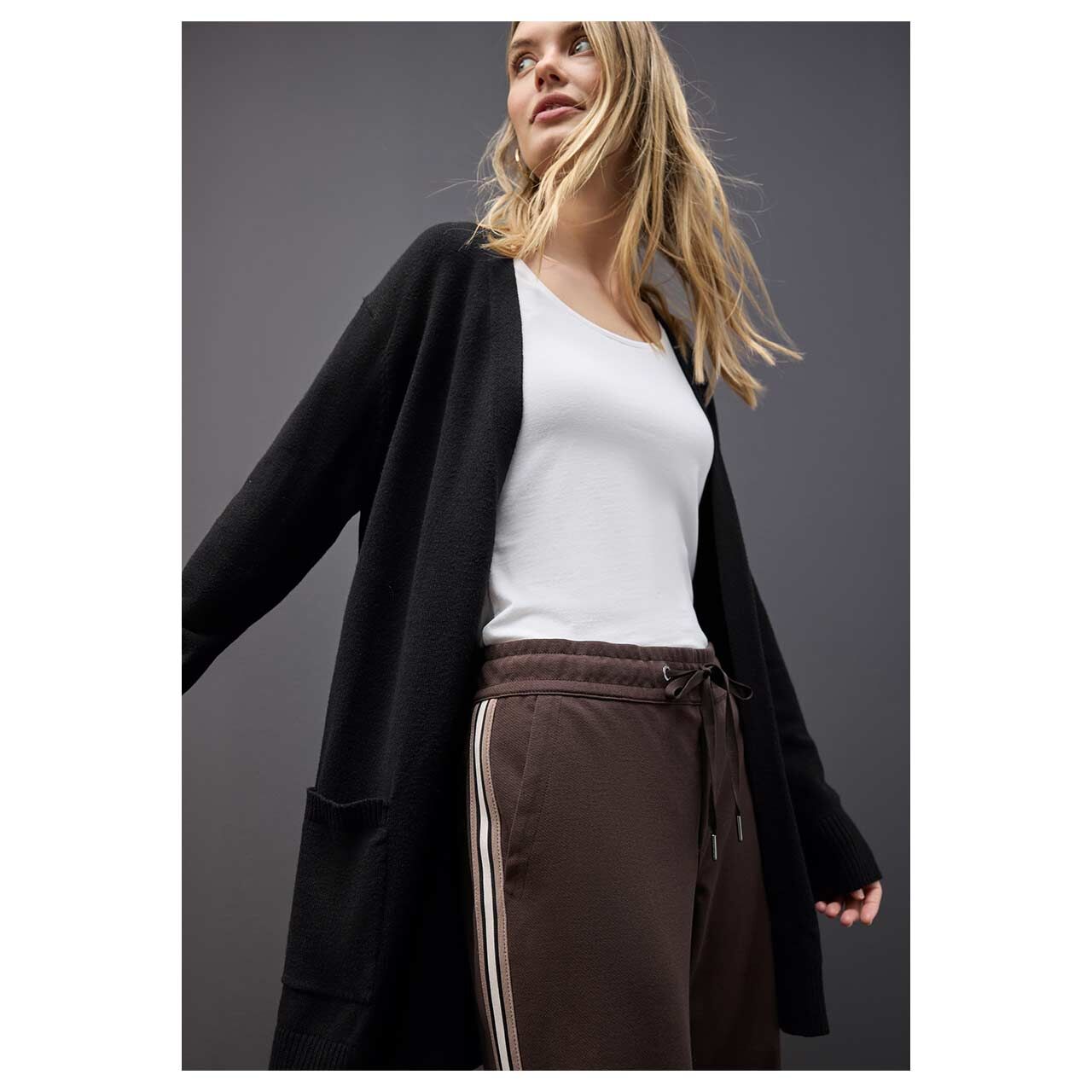 Damen Long Strickjacke Cosy Open Cardigan von Street One in Schwarz, Vorderansicht am Model