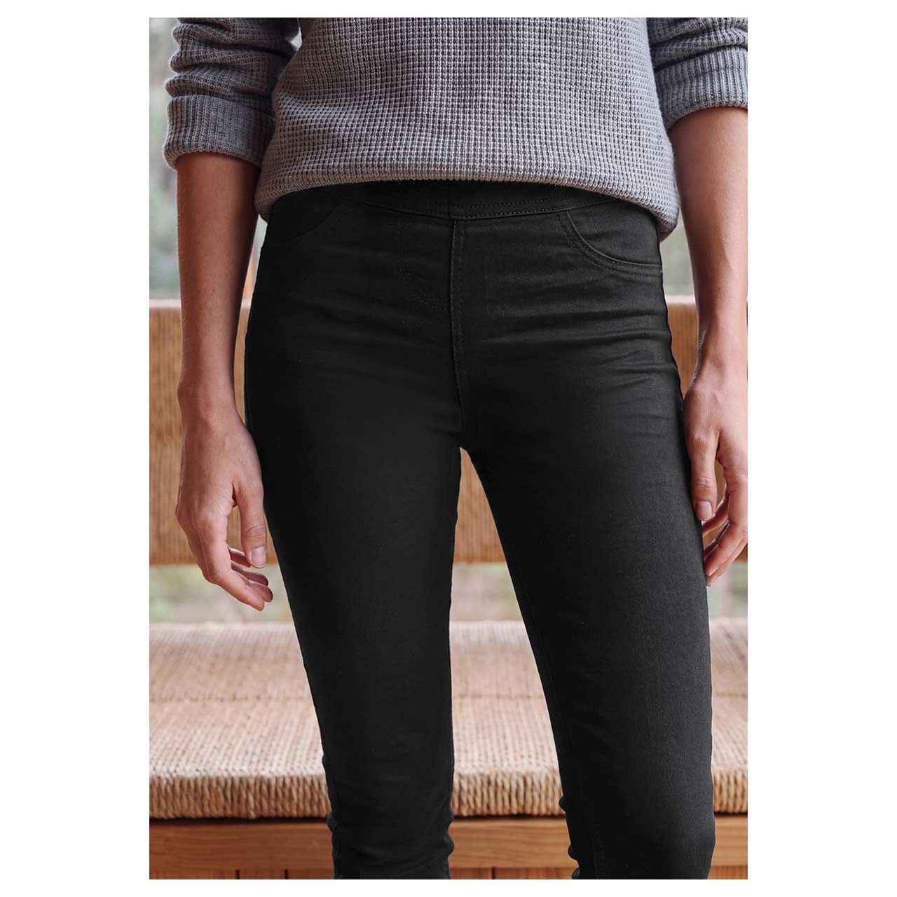 Damen Ankle Jeans Vicky von Cecil in Schwarz, detaillierte Vorderansicht am Model