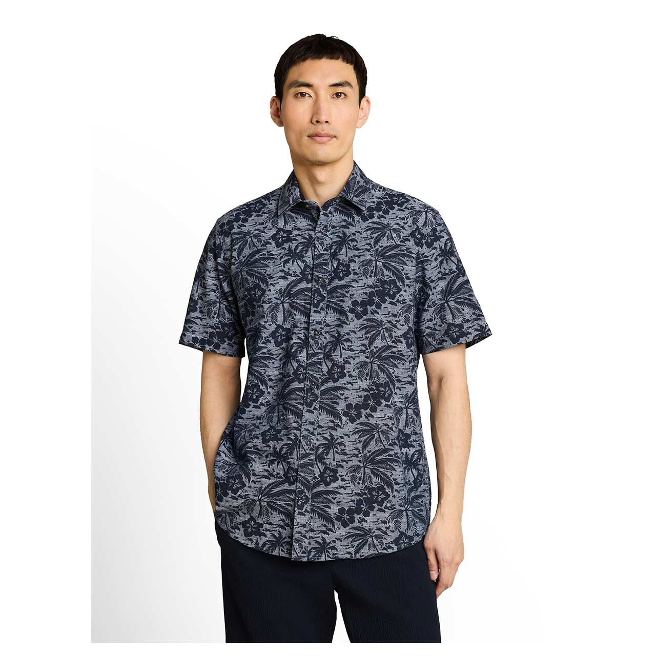 Herren 1/2 Arm Hemd von Tom Tailor in Dunkelblau mit Print, Vorderansicht am Model