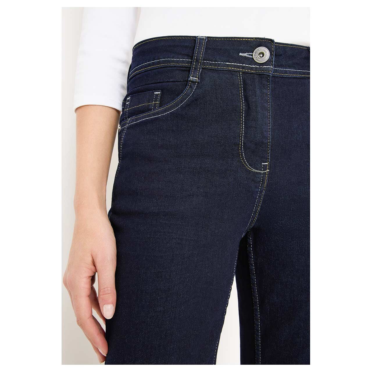 Damenjeans Toronto von Cecil in Dunkelblau, detaillierte Vorderansicht am Model