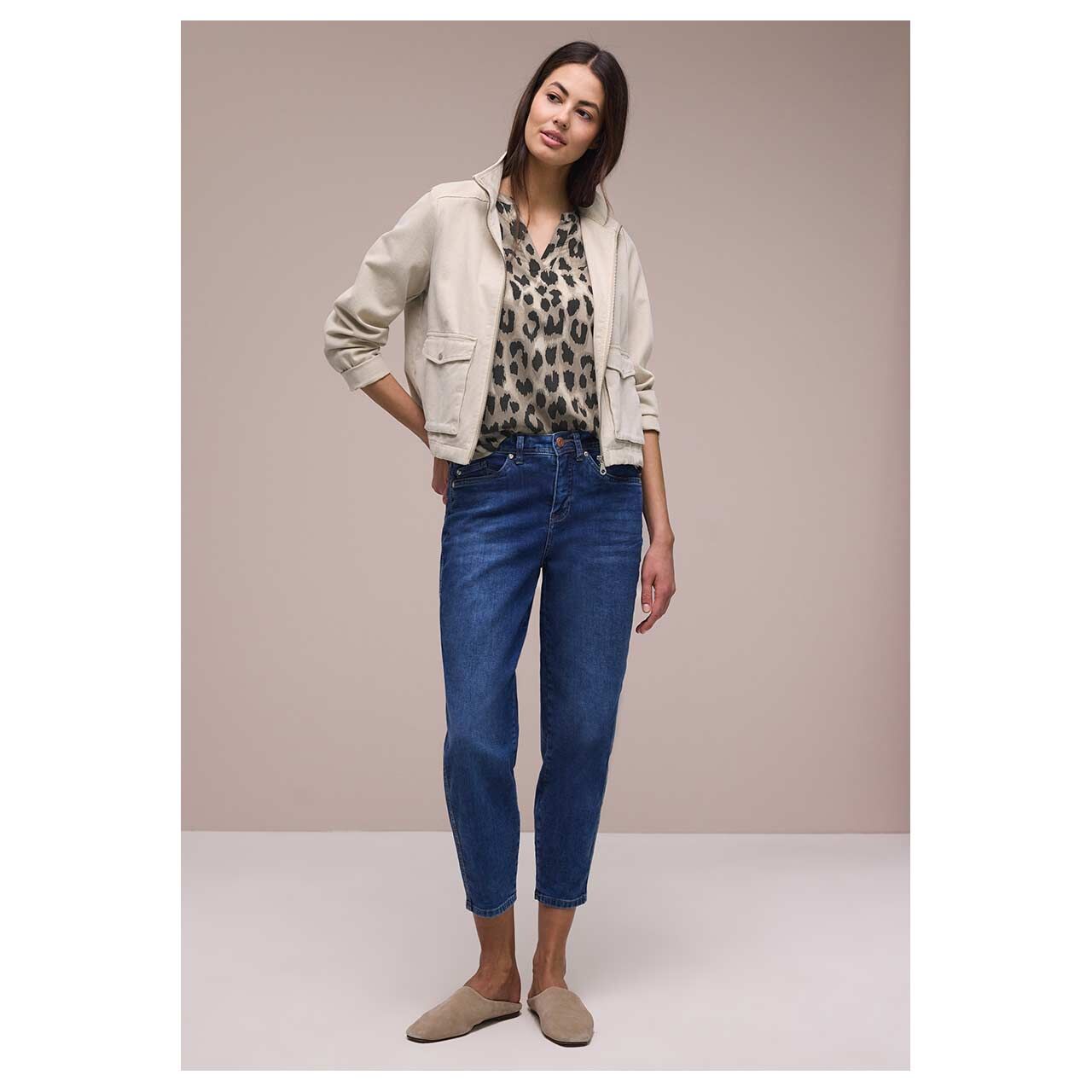 Damen Kurzarm Bluse Splitneck Turn-Up von Street One in Beige mit Print, Ganzkörperansicht am Model