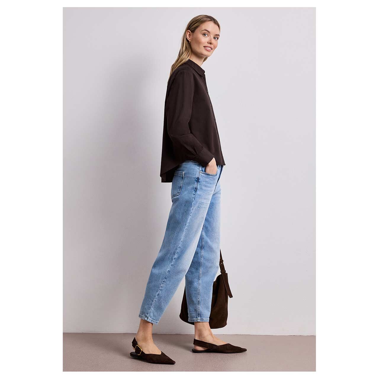 Damen Langarm Bluse Cotton Shirtcollar von Street One in Dunkelbraun, Ganzkörperansicht am Model