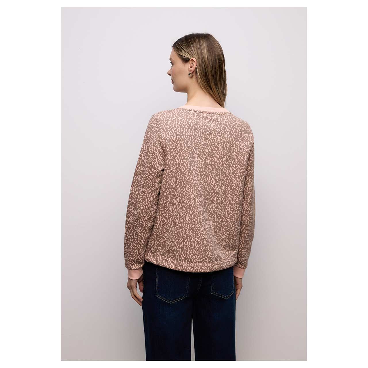 Damen Sweatshirt Crewneck Leo Print von Street One in Ornage-Rosa mit Print, Rückansicht am Model