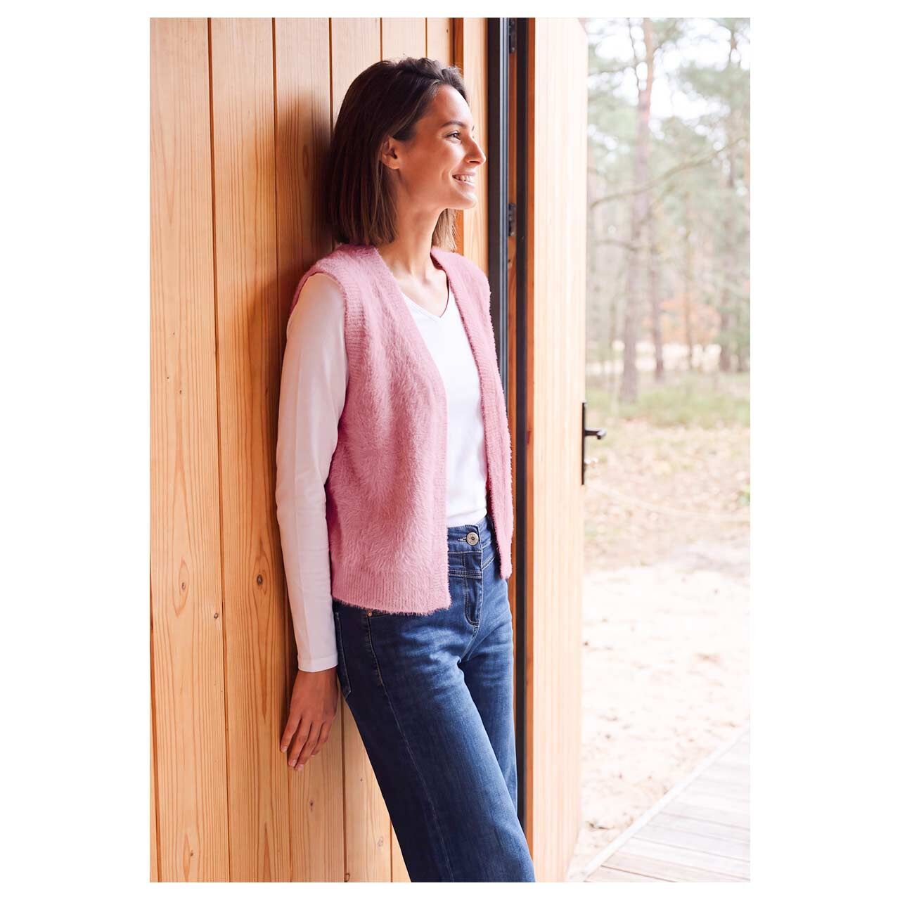 Damen Strickweste Open Feather Yarn Vest von Cecil in Rosa, Seitenansicht am Model