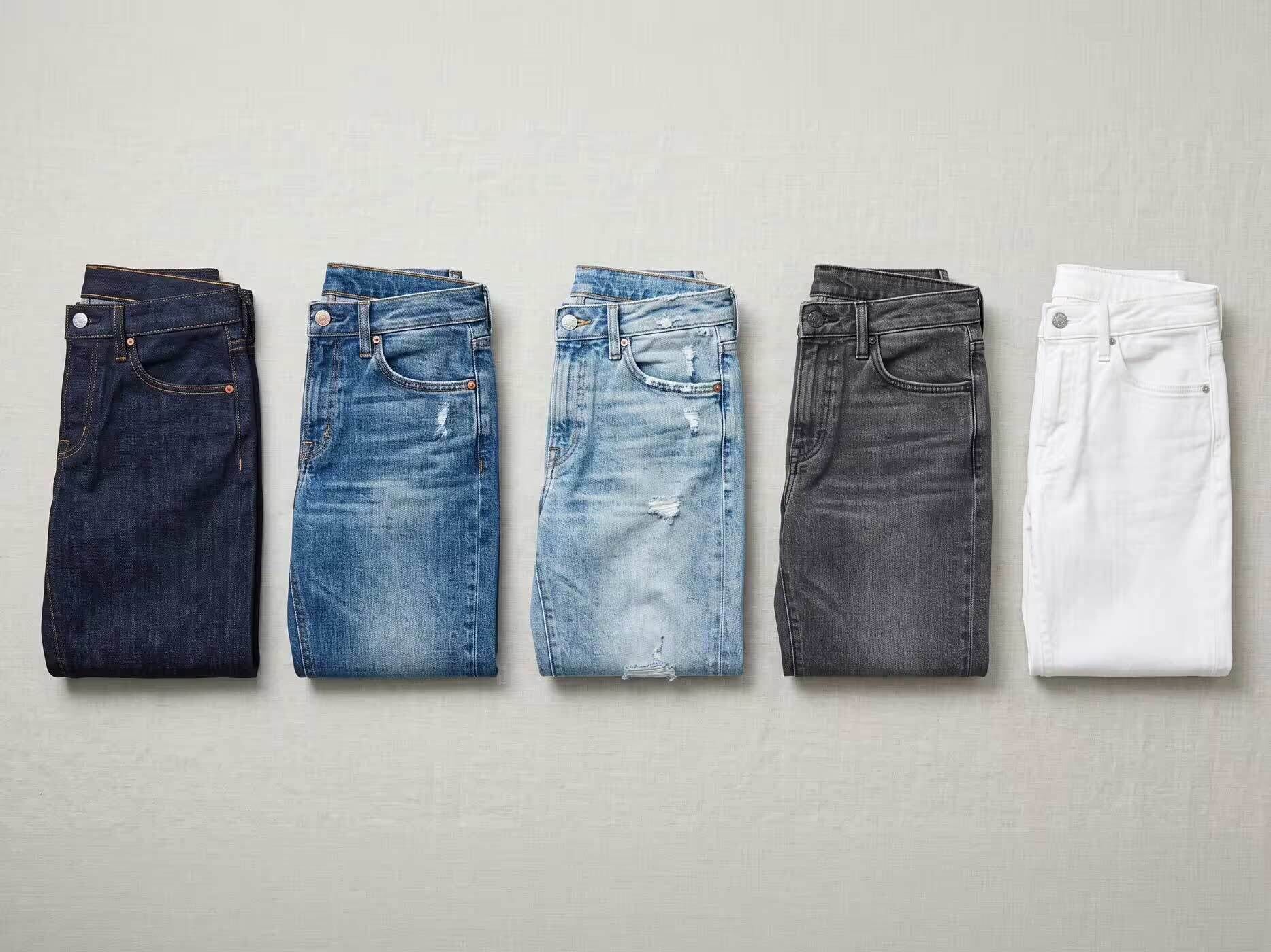 Das Bild zeigt f&uuml;nf gefaltete Straight Leg Jeans in Dunkelblau, Mittelblau, Hellblau, Grau und Wei&szlig;.