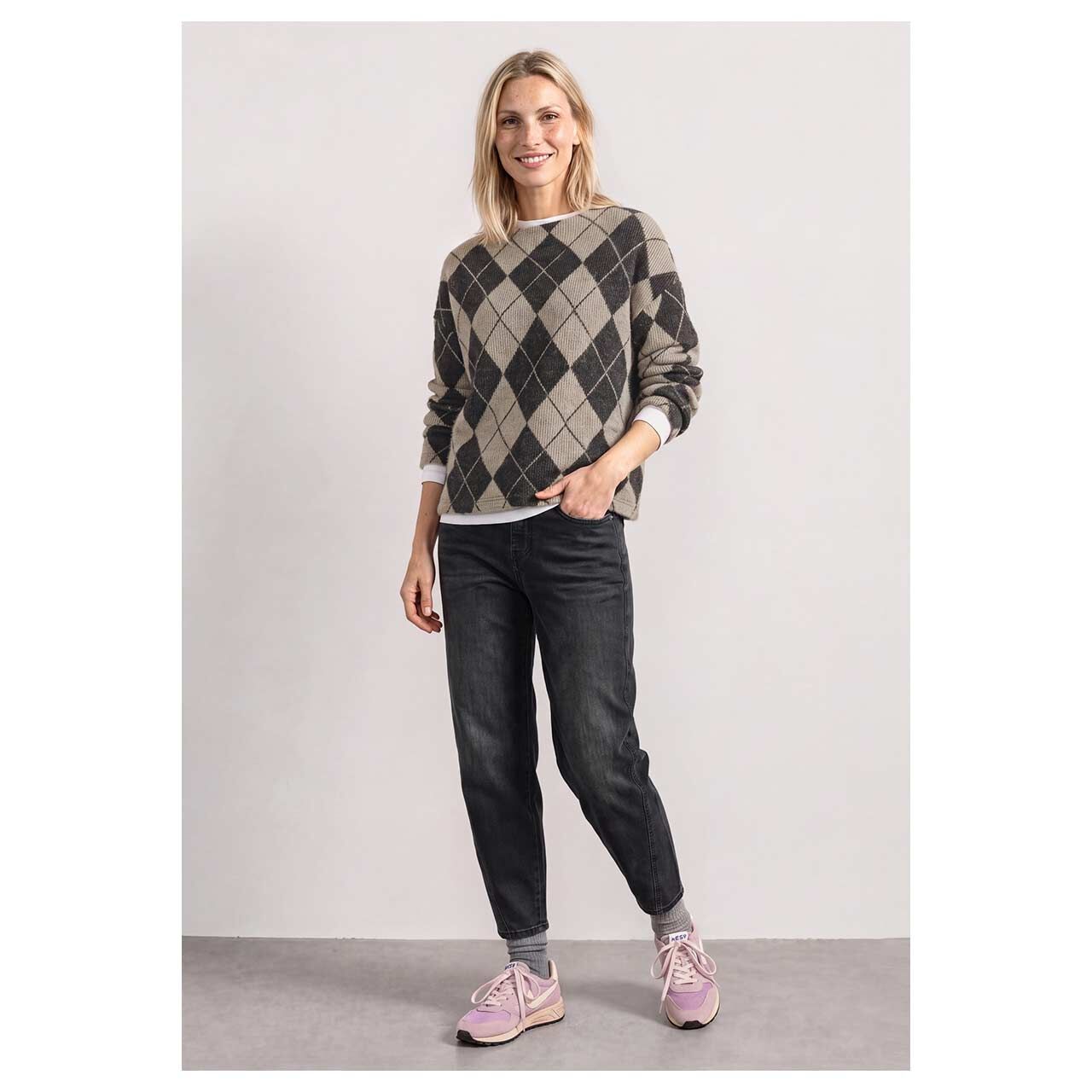 Damen Pullover Fluffy Dessin Turtle Neck von Street One in Beige mit Print, Ganzkörperansicht am Model