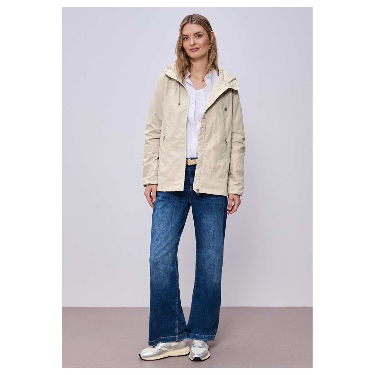 Damen Jacke Modern Windbreaker von Street One in Beige, Vorderansicht am Model