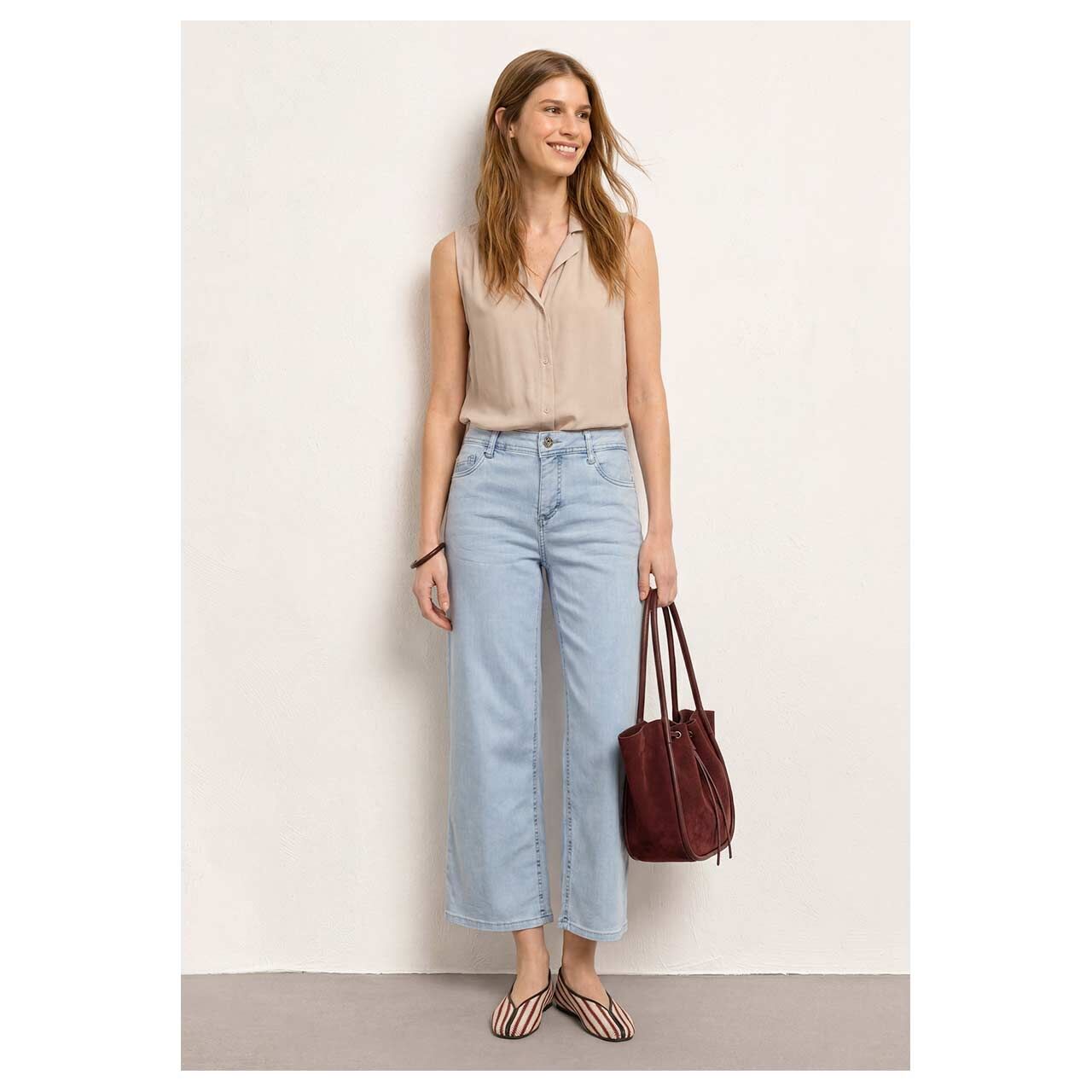 Damen Blusen Top Bowling Collar von Street One in Beige mit Print, Ganzkörperansicht am Model