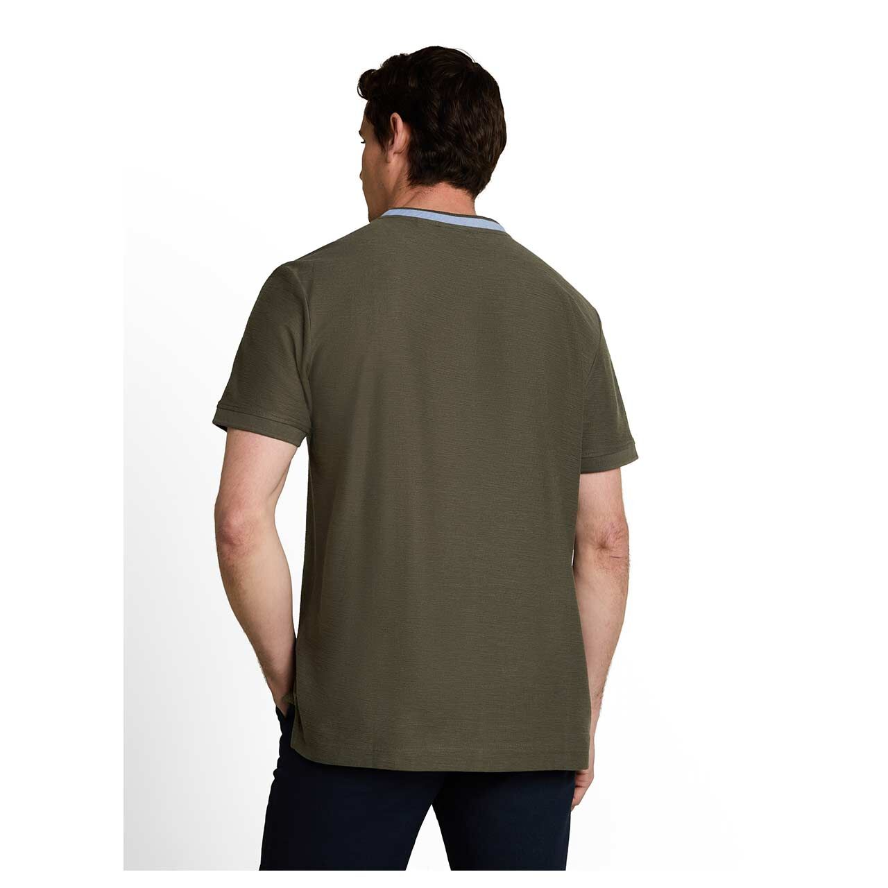 Herren T-Shirt Henley von Tom Tailor in Dunkelgrün, Rückansicht am Model