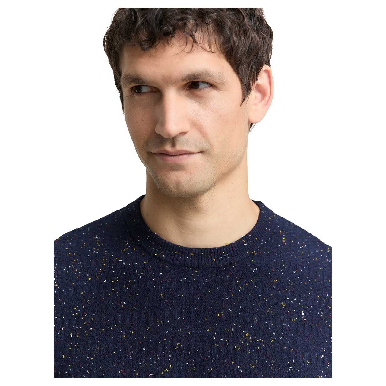 Herren Pullover Knitted Crew Neck in Dunkelblau mit Print, Detailansicht am Model