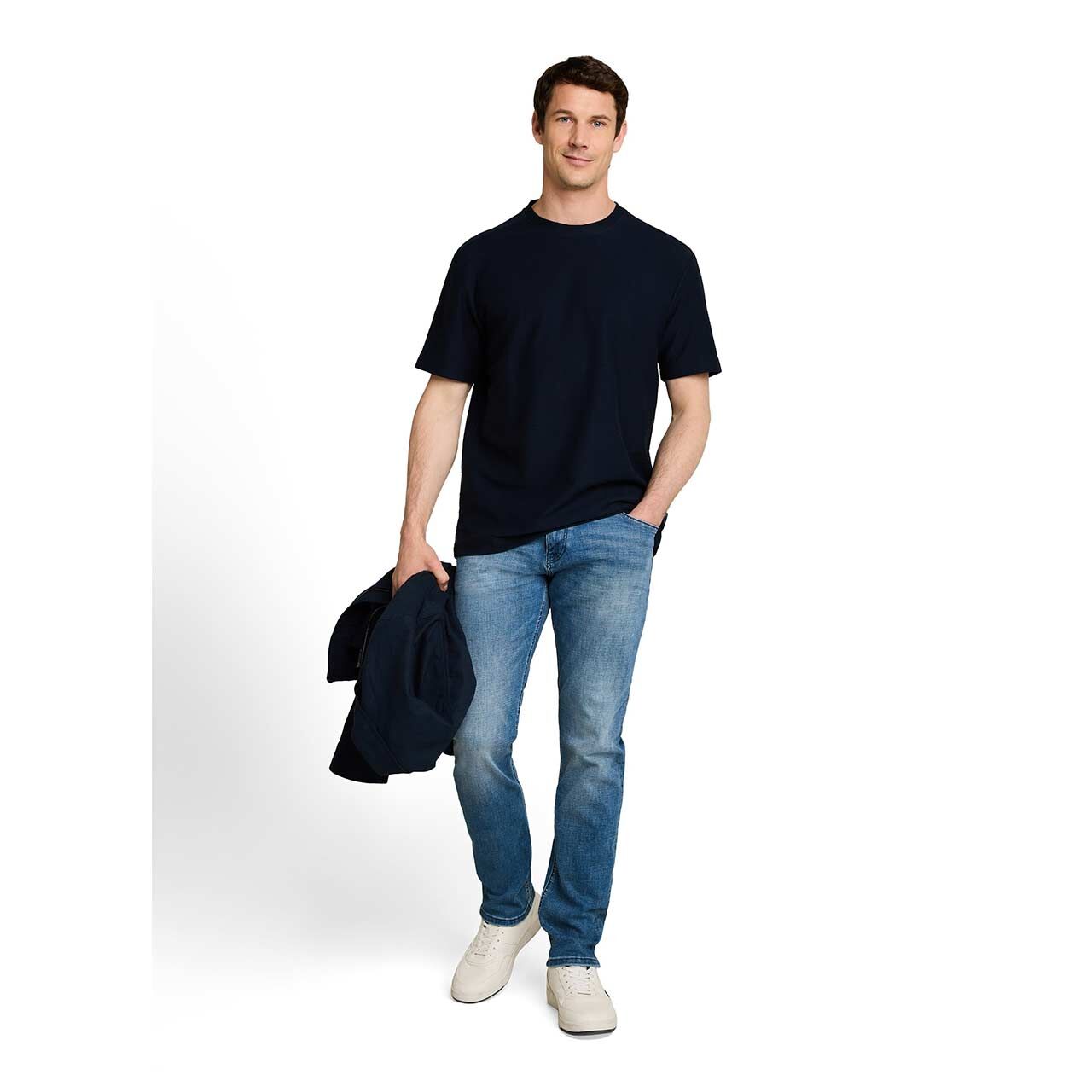 Herren T-Shirt von Tom Tailor in Dunkelblau, Ganzkörperansicht am Model