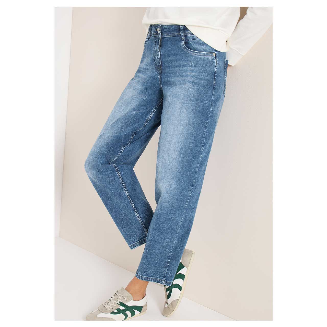 Damen Ankle Jeans Scarlett Barrel von Cecil in der Blau angewaschen, seitliche Vorderansicht am Model