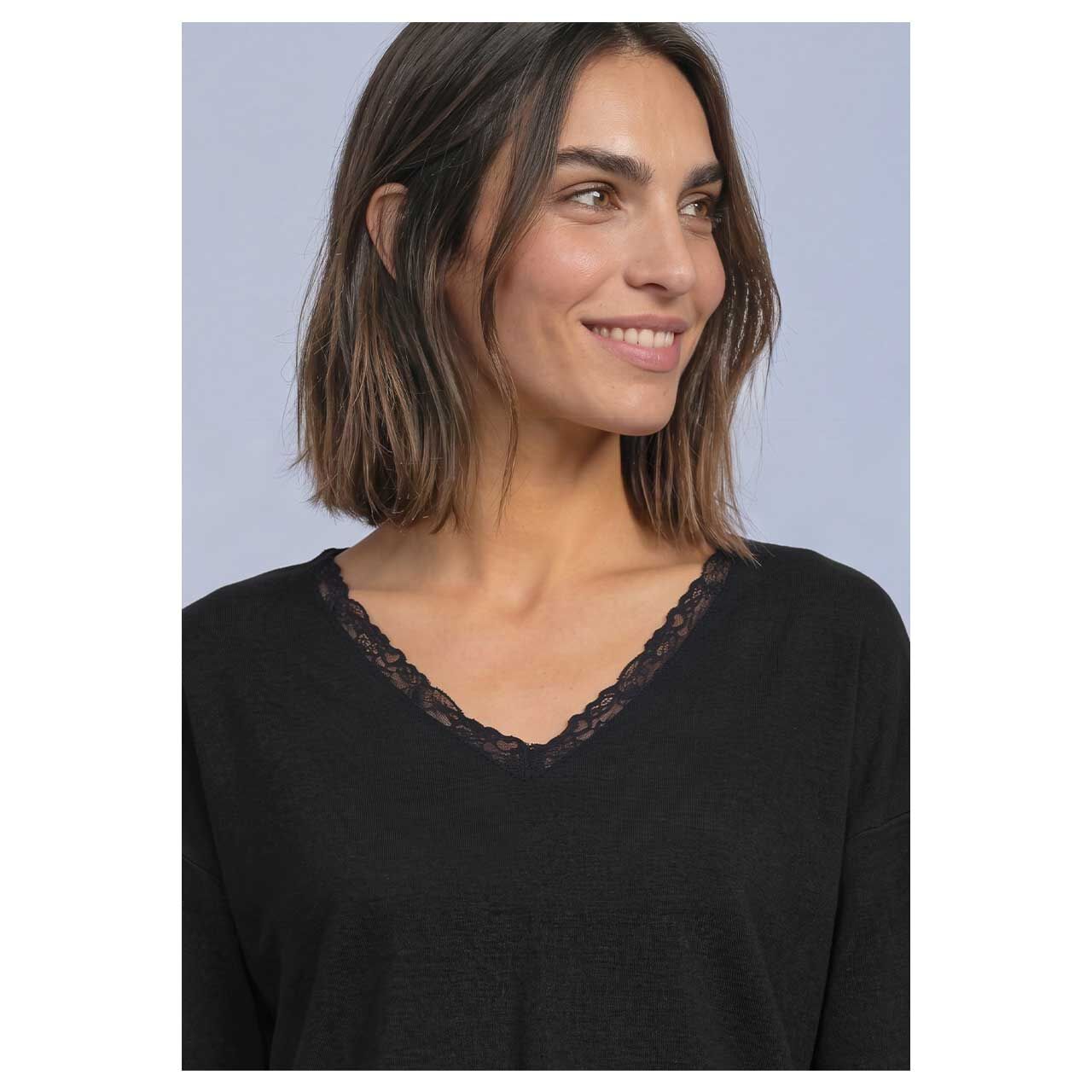 Damen Langarm Shirt Soft Lace Collar von Street One in Schwarz, detaillierte Vorderansicht am Model