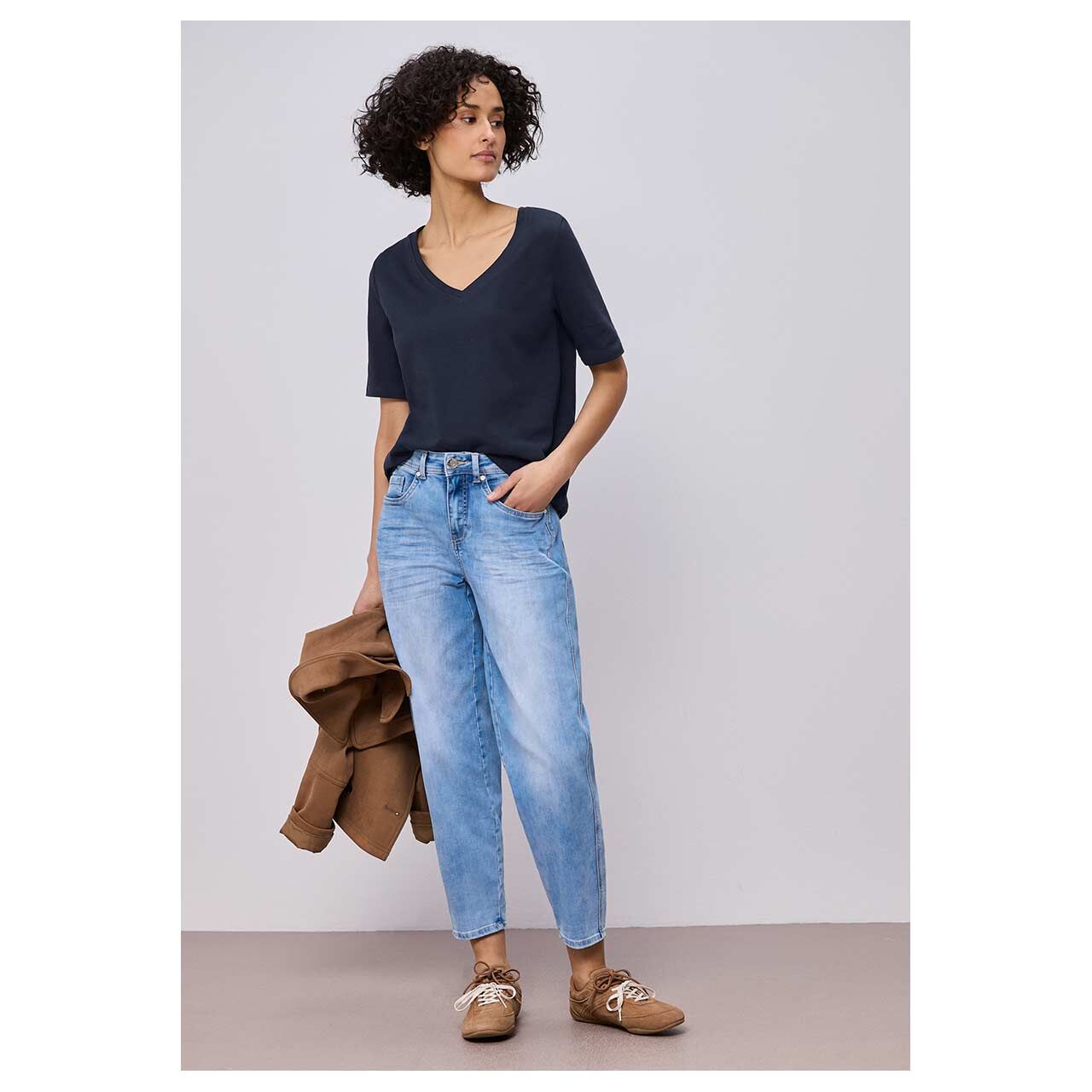 Damen T-Shirt Basic V-Neck von Street One in Dunkelblau, Ganzkörperansicht am Model