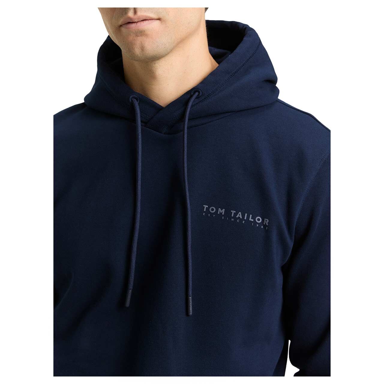 Herren Hoodie Sweatshirt Basic von Tom Tailor in Dunkelblau, Detailansicht Oberkörper am Model