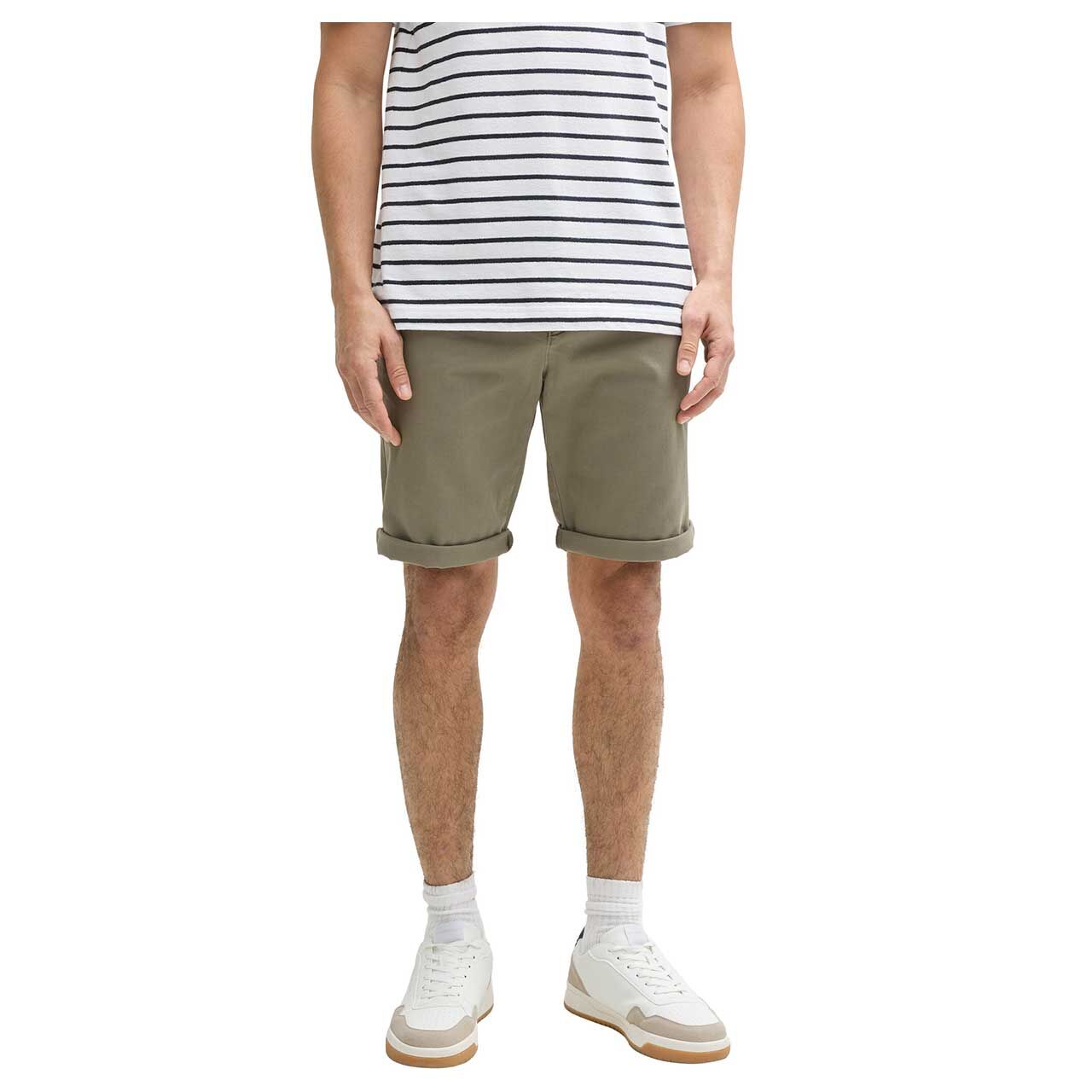 Herren Chino Baumwoll Bermuda von Tom Tailor in Olivgrün, Vorderansicht am Modell