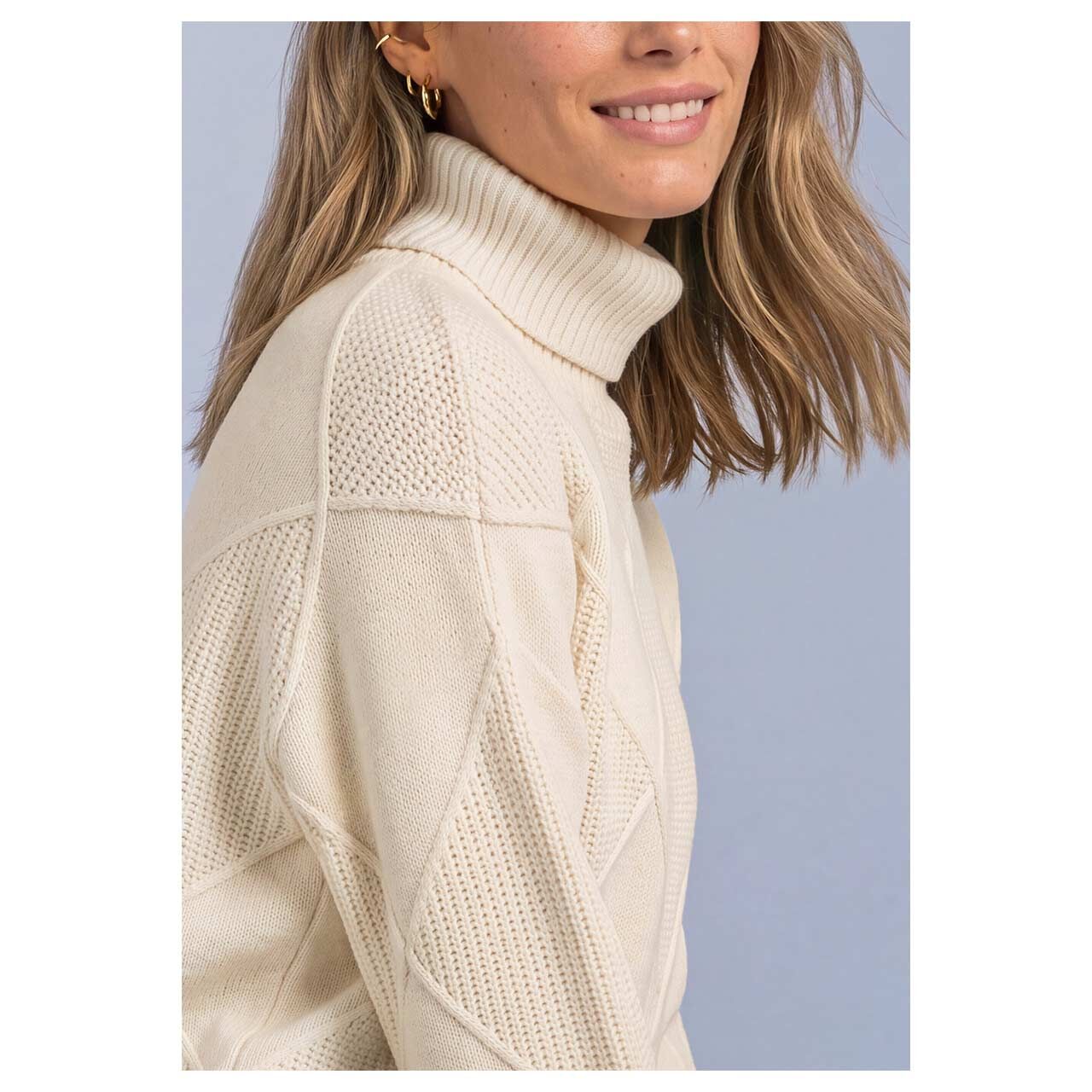 Damen Rollkragen Pullover Cosy Structure Sweater von Street One in Hellbeige, detaillierte Seitenansicht am Model