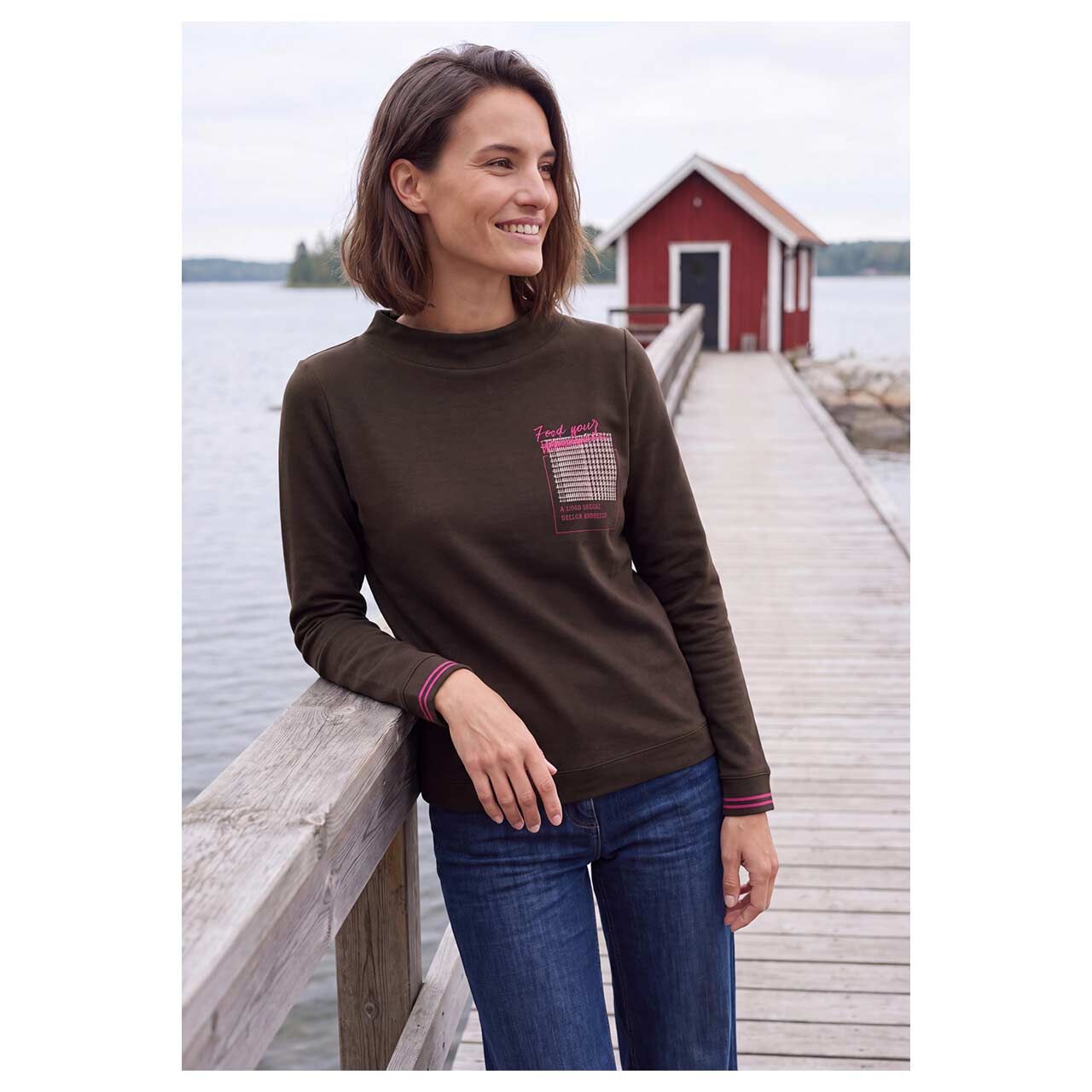 Cecil Damen Langarm Shirt Funnel Neck in Dunkelbraun mit Print, Vorderansicht am Model