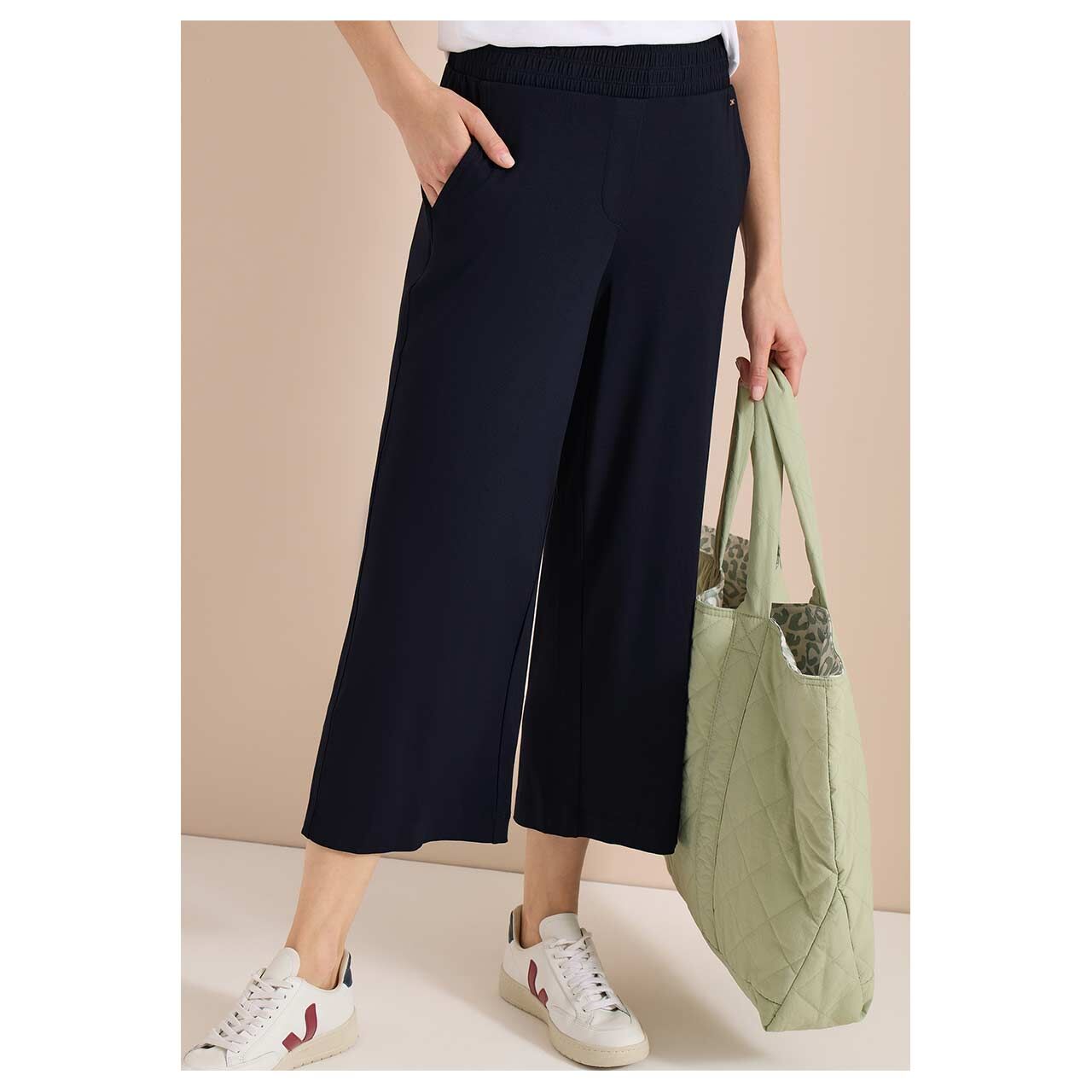 Damen 3/4 Hose Neele Basic Jersey von Cecil in Dunkelblau, Vorderansicht am Model