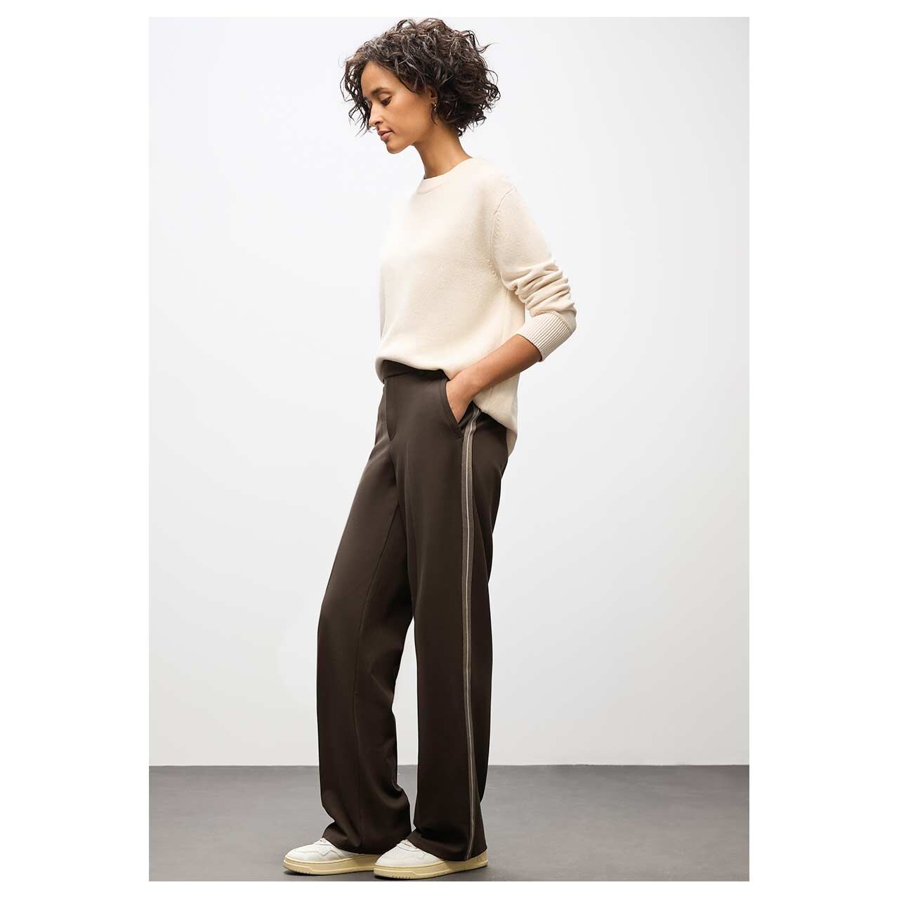 Stretch Damenhose Straight Leg von Street One in Dunkelbraun, Seitenansicht am Model