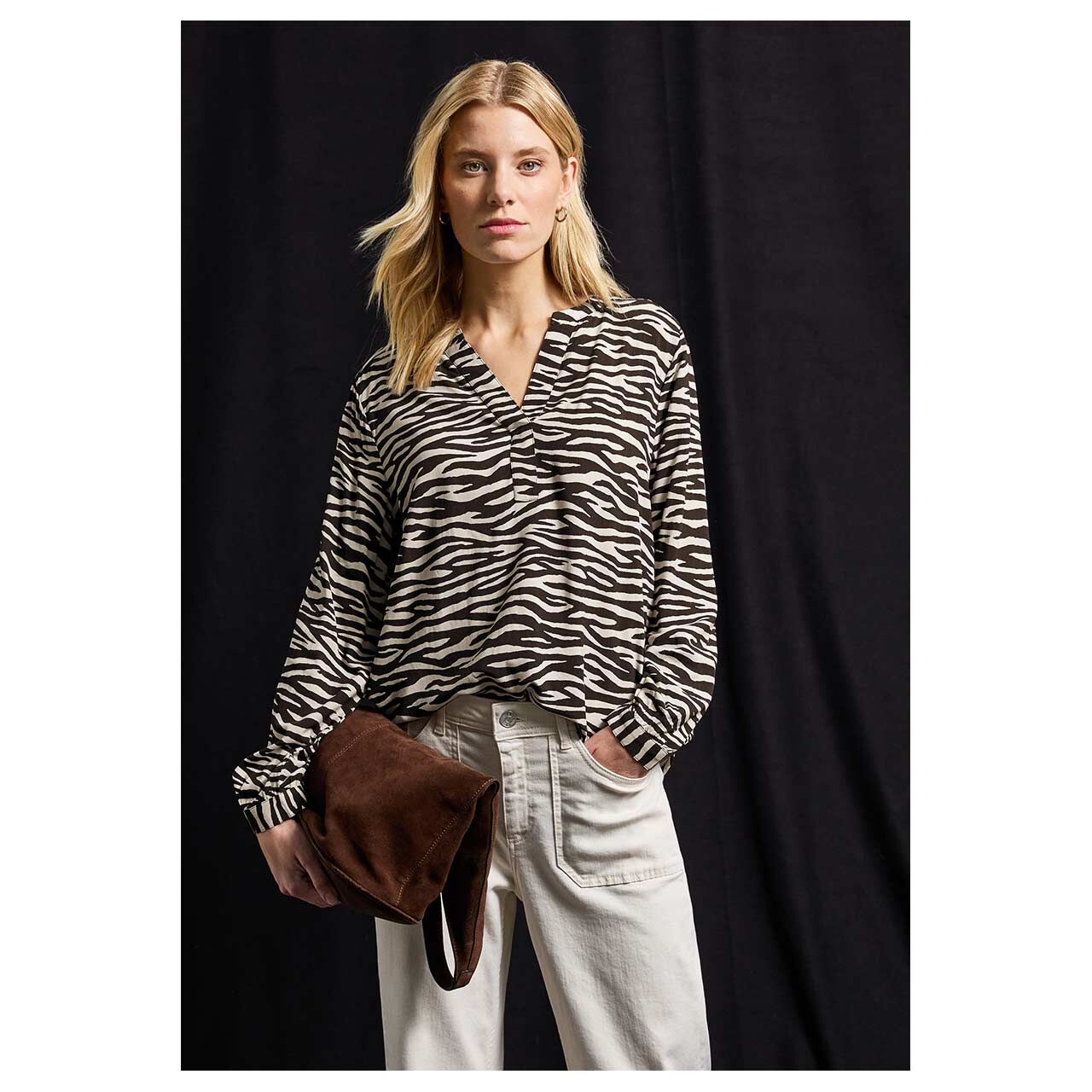Damen Langarm Bluse Splitneck Tunic von Street One in Dunkelbraun mit Print, Vorderansicht am Model gestylt