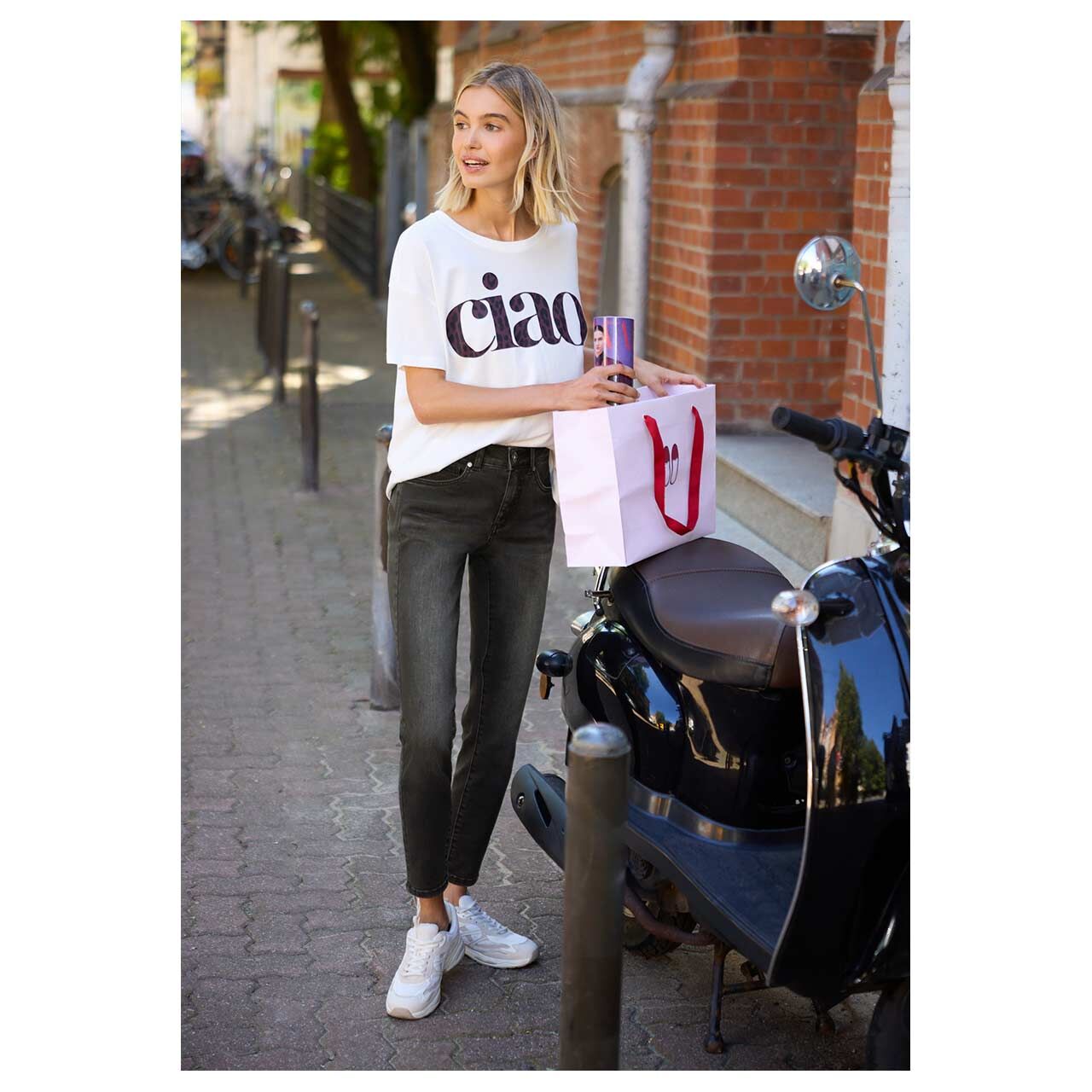 Damen Ankle Jeans Kim von Street One Studio in Schwarz verwaschen, Ganzkörperansicht am Model