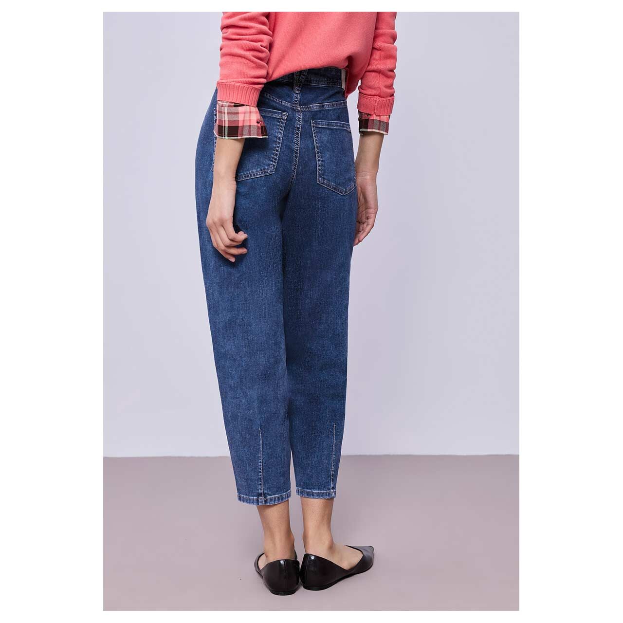 Damen Ankle Jeans Karlie Barrel von Street One in Blau angewaschen, Rückansicht am Model
