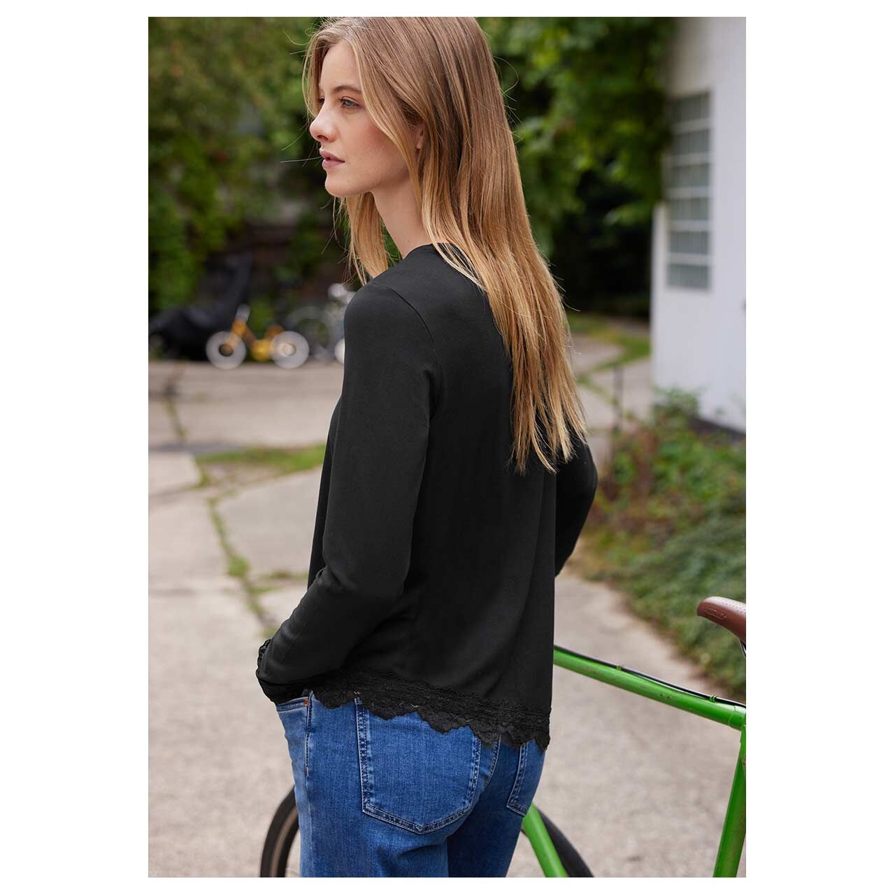 Damen Langarm Shirt Diagonal von Street One Studio in Schwarz, Rückansicht am Model