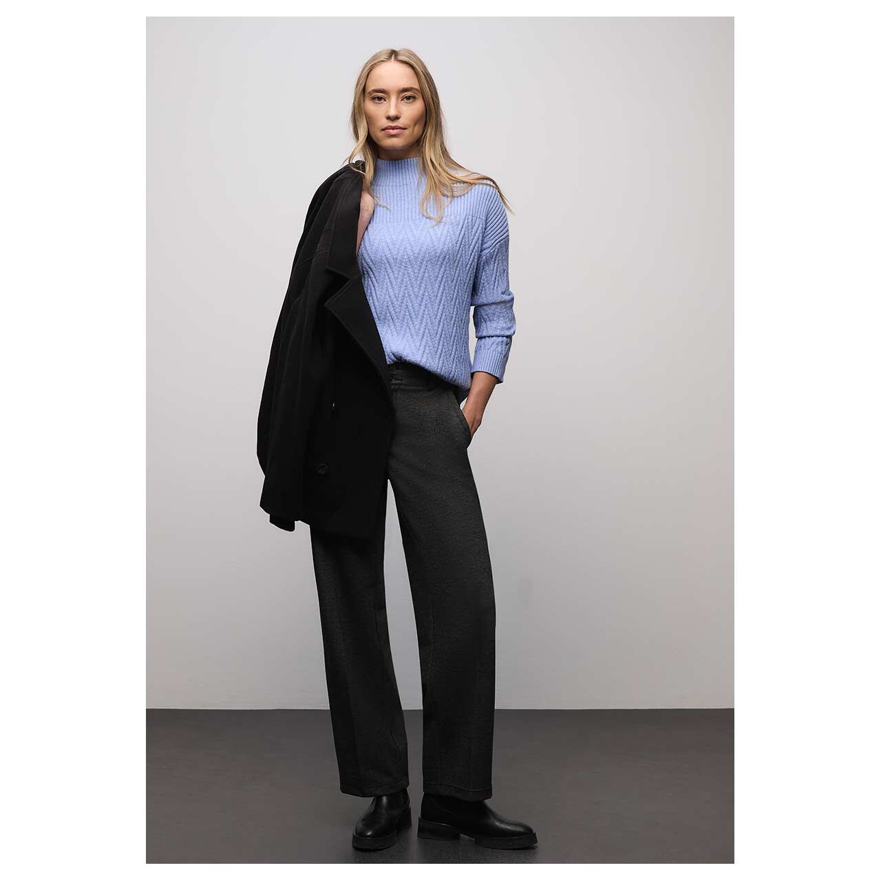 Damen Pullover Turtle Structure von Street One in Hellblau meliert, Ganzkörperansicht vorne vom Model