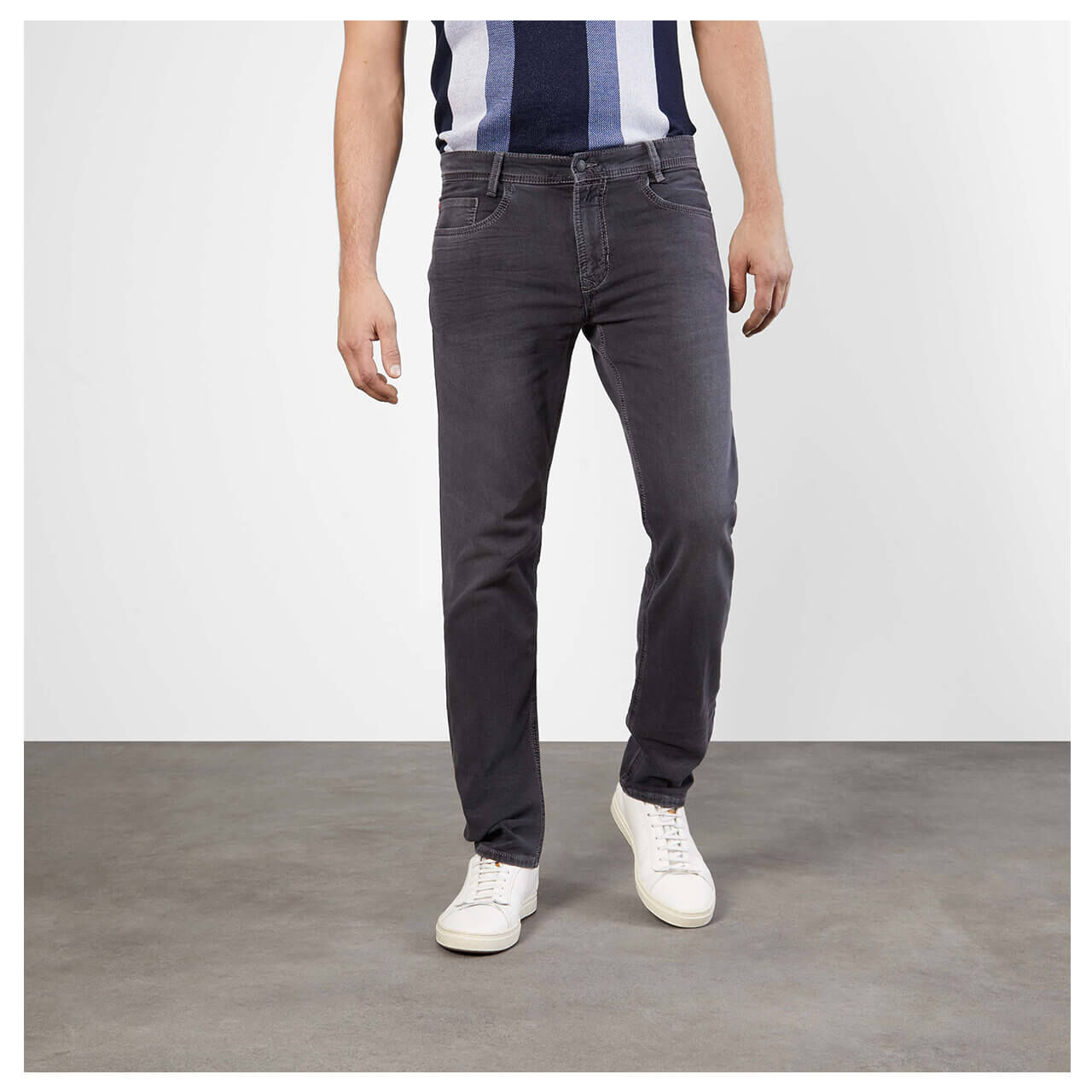 mac-jogn-jeans-anthracite-modelvorn Stretch Herrenjeans Jogn Jeans von MAC in Dunkelgrau, Vorderansicht