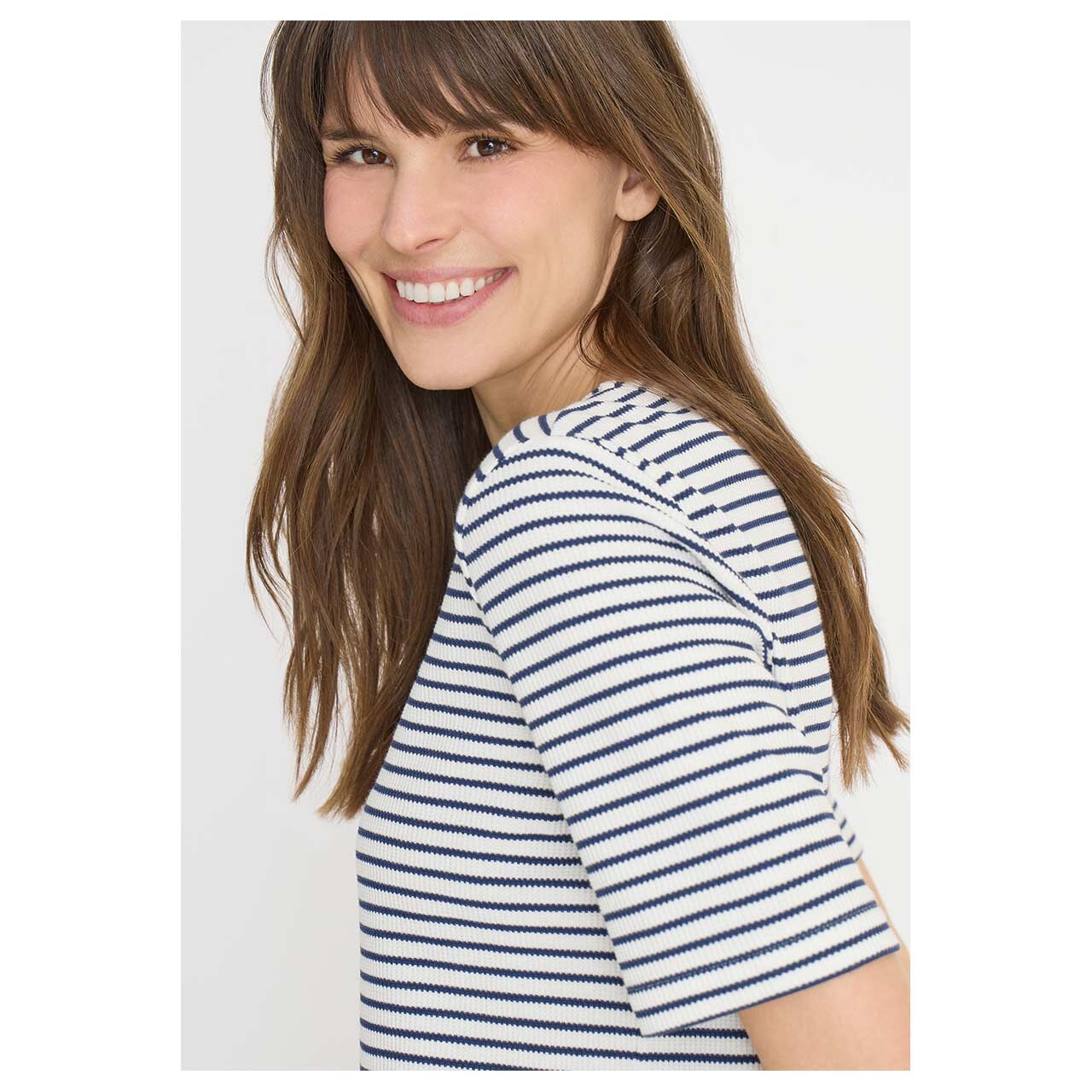 Damen T-Shirt Striped Waffle von Cecil in Blau gestreift, detaillierte Vorderansicht am Model