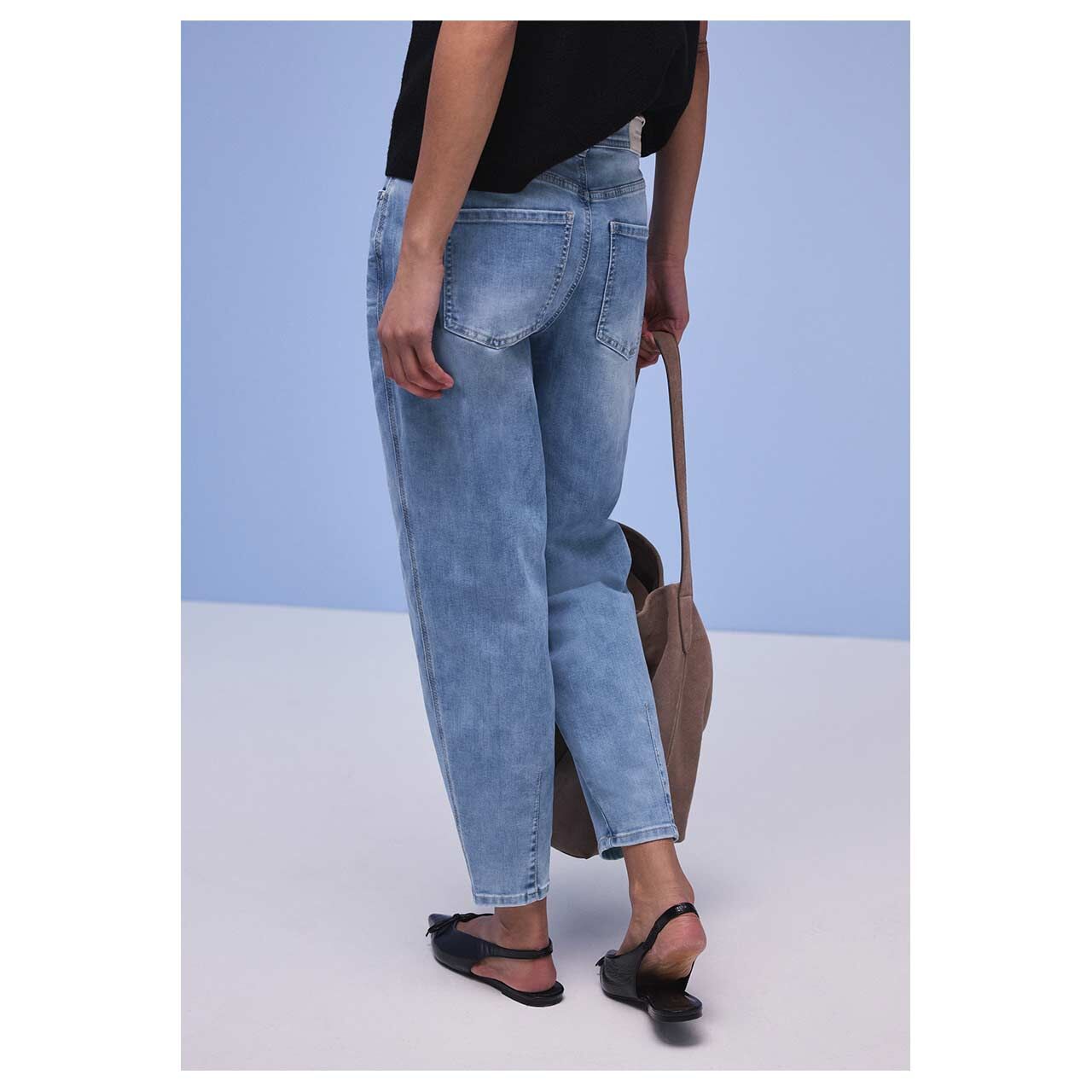 Damen Ankle Jeans Karlie Barrel von Street One in Hellblau angewaschen, Rückansicht am Model