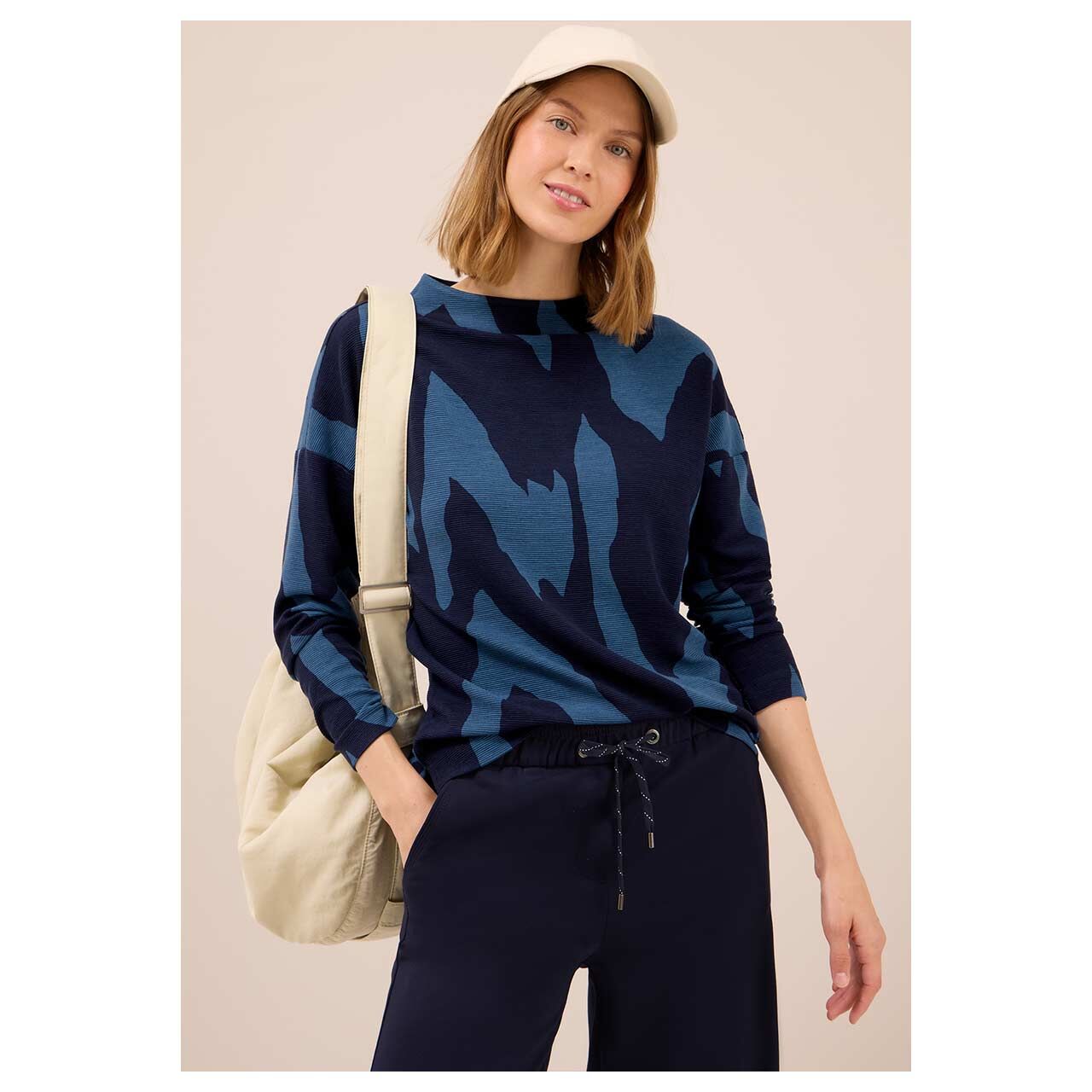 Damen Langarm Shirt Ottoman Funnel Neck von Cecil in Dunkelblau mit Print, detaillierte Ansicht am Model