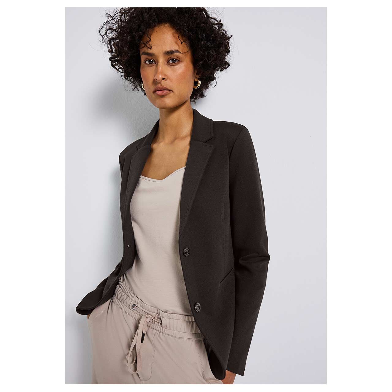 Damen Blazer Basic von Street One in Dunkelbraun meliert, Detailansicht Oberkörper am Model