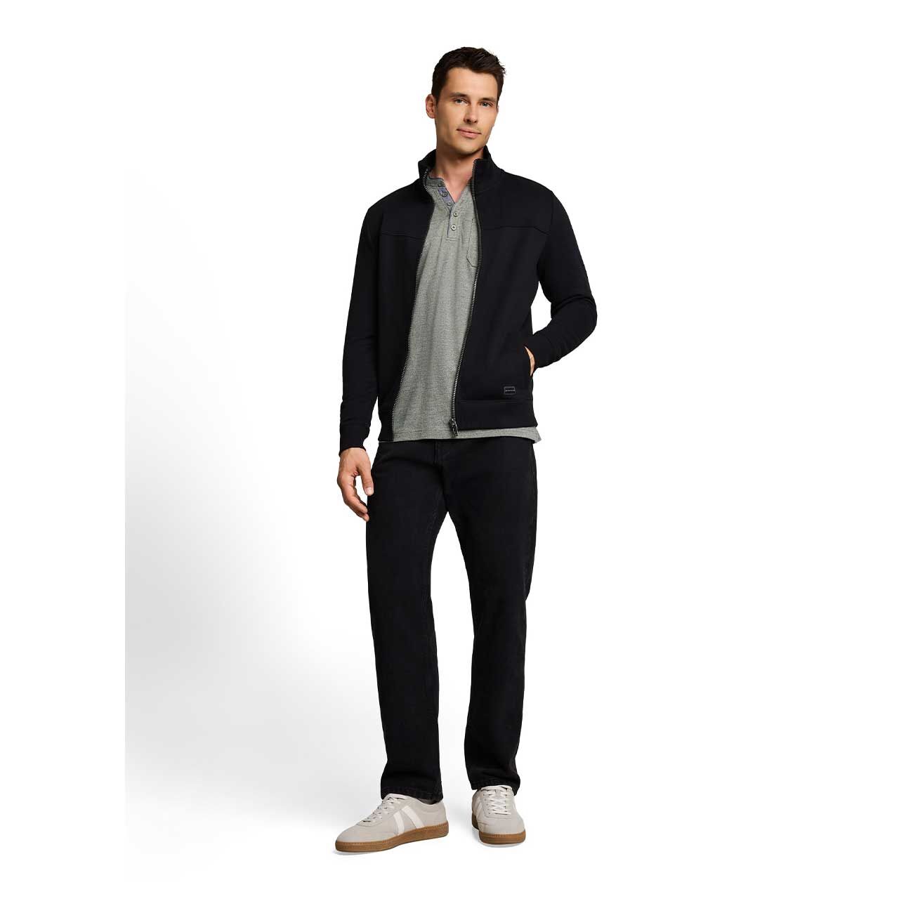 Herren Serafino Langarm Shirt von Tom Tailor in Grün meliert, Ganzkörperansicht am Model