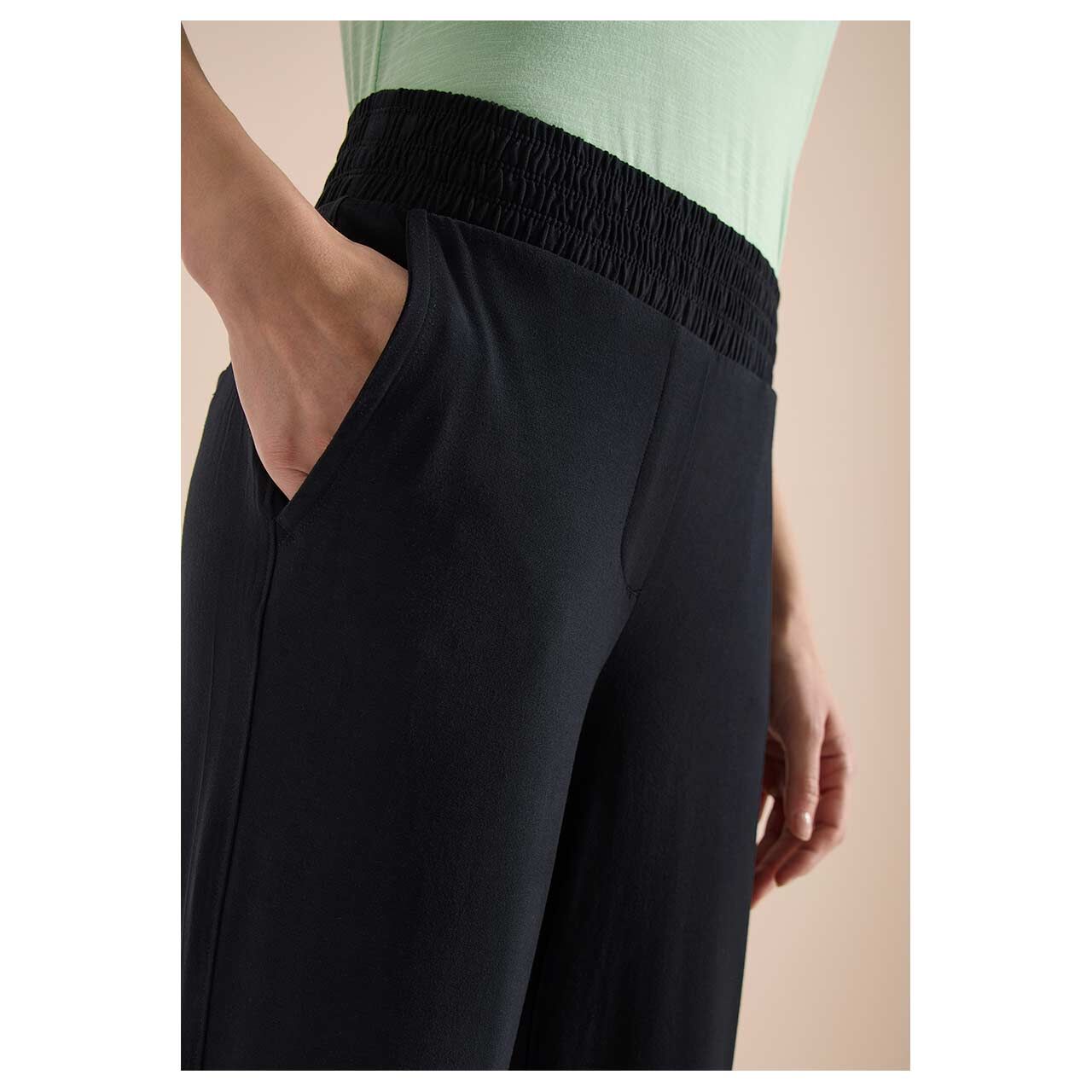 Damen 3/4 Hose Neele Basic Jersey von Cecil in Schwarz, detaillierte Vorderansicht am Model