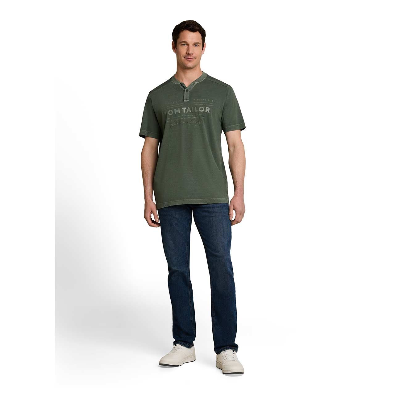Herren T-Shirt Henley von Tom Tailor in Dunkelgrün mit Print, Ganzkörperansicht am Model