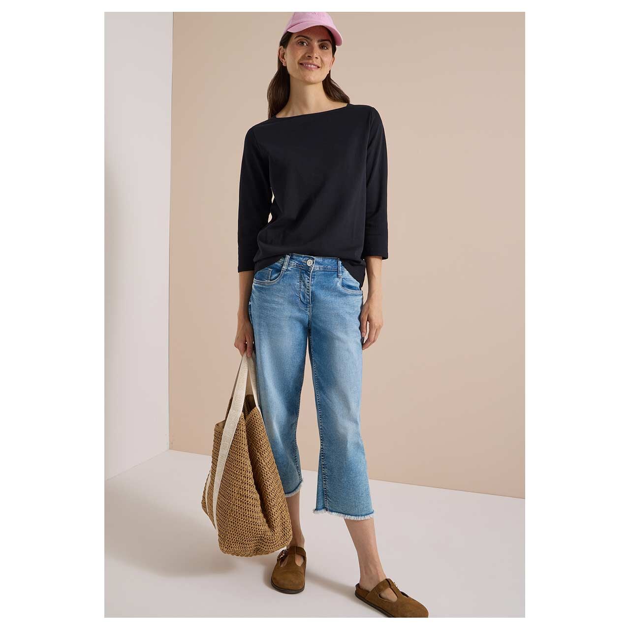 Damen 3/4 Arm Shirt Basic Boatneck von Cecil in Schwarz, Ganzkörperansicht am Model