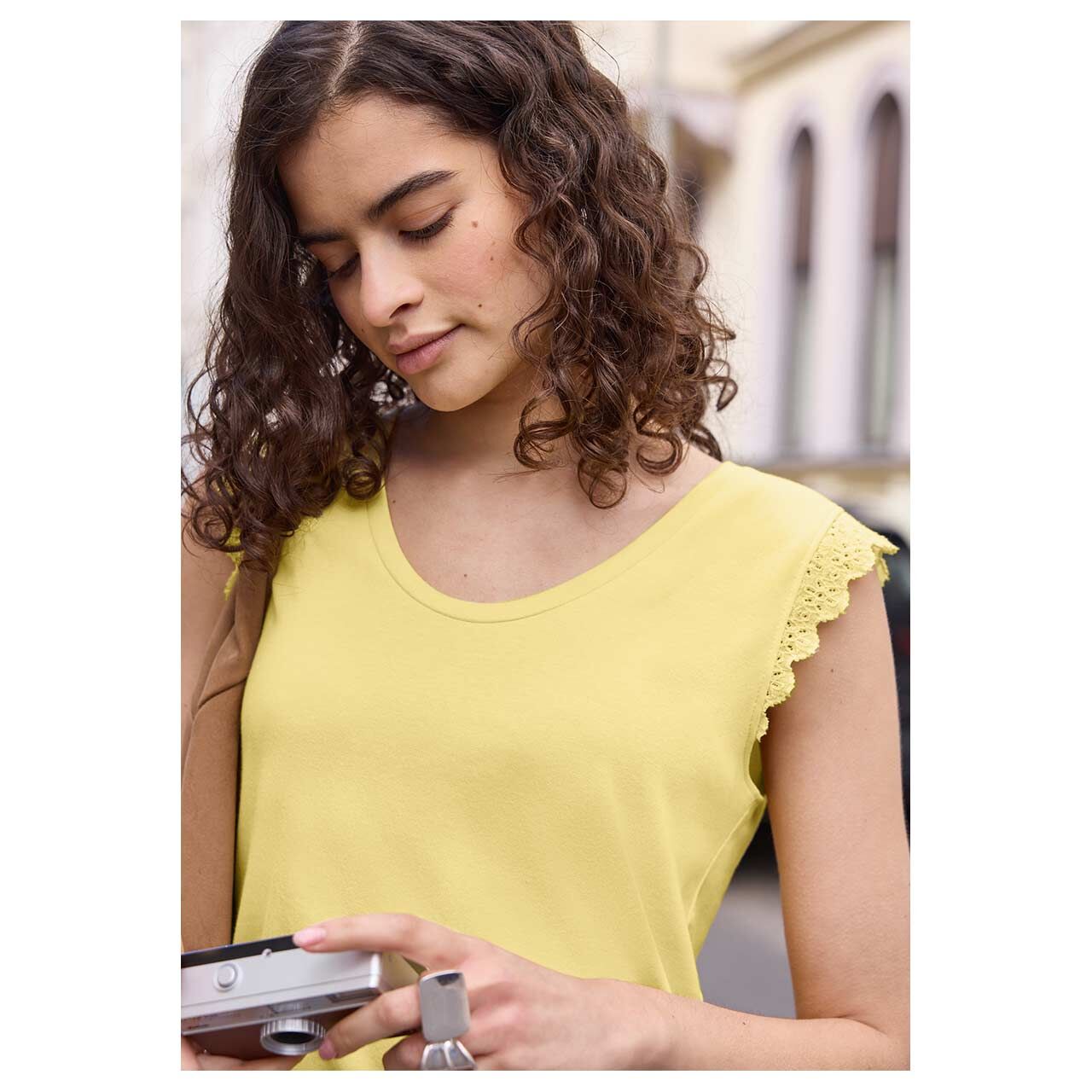 Damen Top V-Neck Lace Frill von Street One Studio in Gelb, detaillierte Vorderansicht am Model