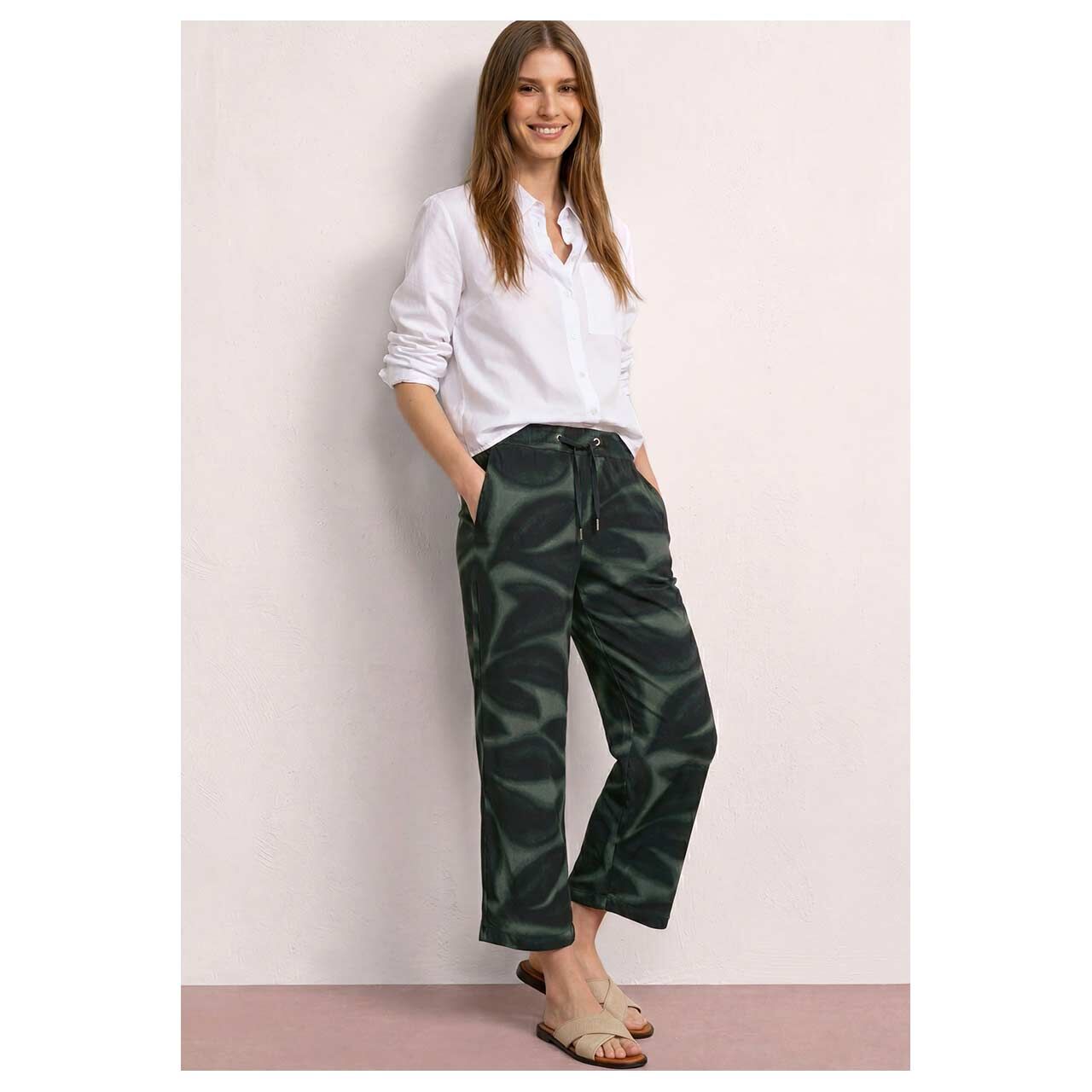 Stretch Damen 7/8 Hose Emee Wide Leg von Street One in Dunkelgrün mit Print, Ganzkörperansicht am Model