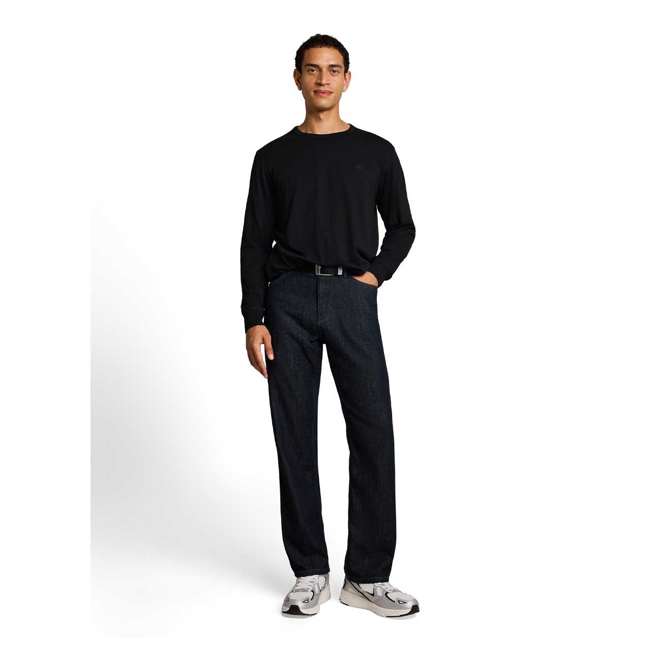 Herren Langarm Shirt von Tom Tailor in Schwarz, Ganzkörperansicht am Model
