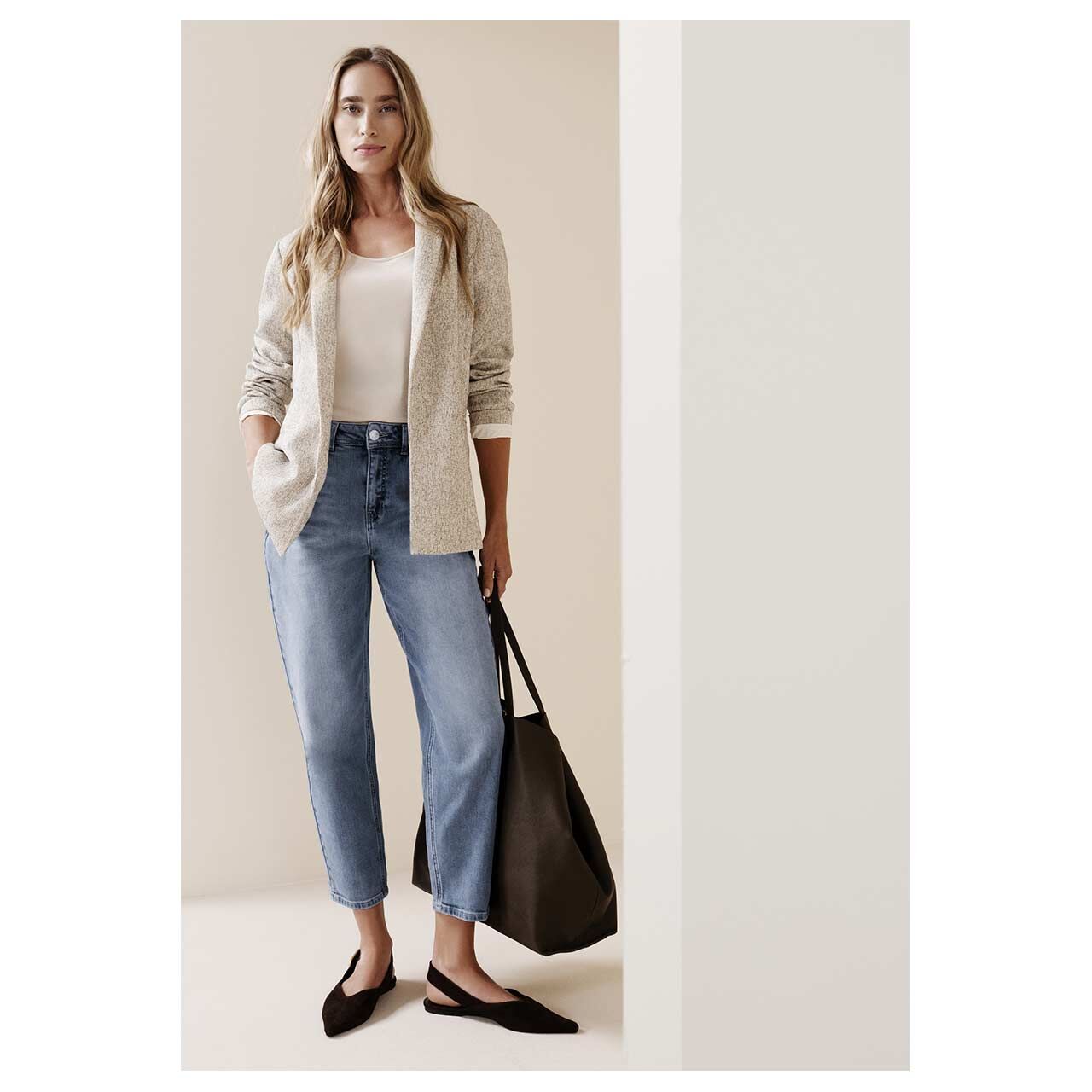 Damen Ankle Jeans Karlie Barrel von Street One in Hellblau angewaschen, Ganzörperansicht Model