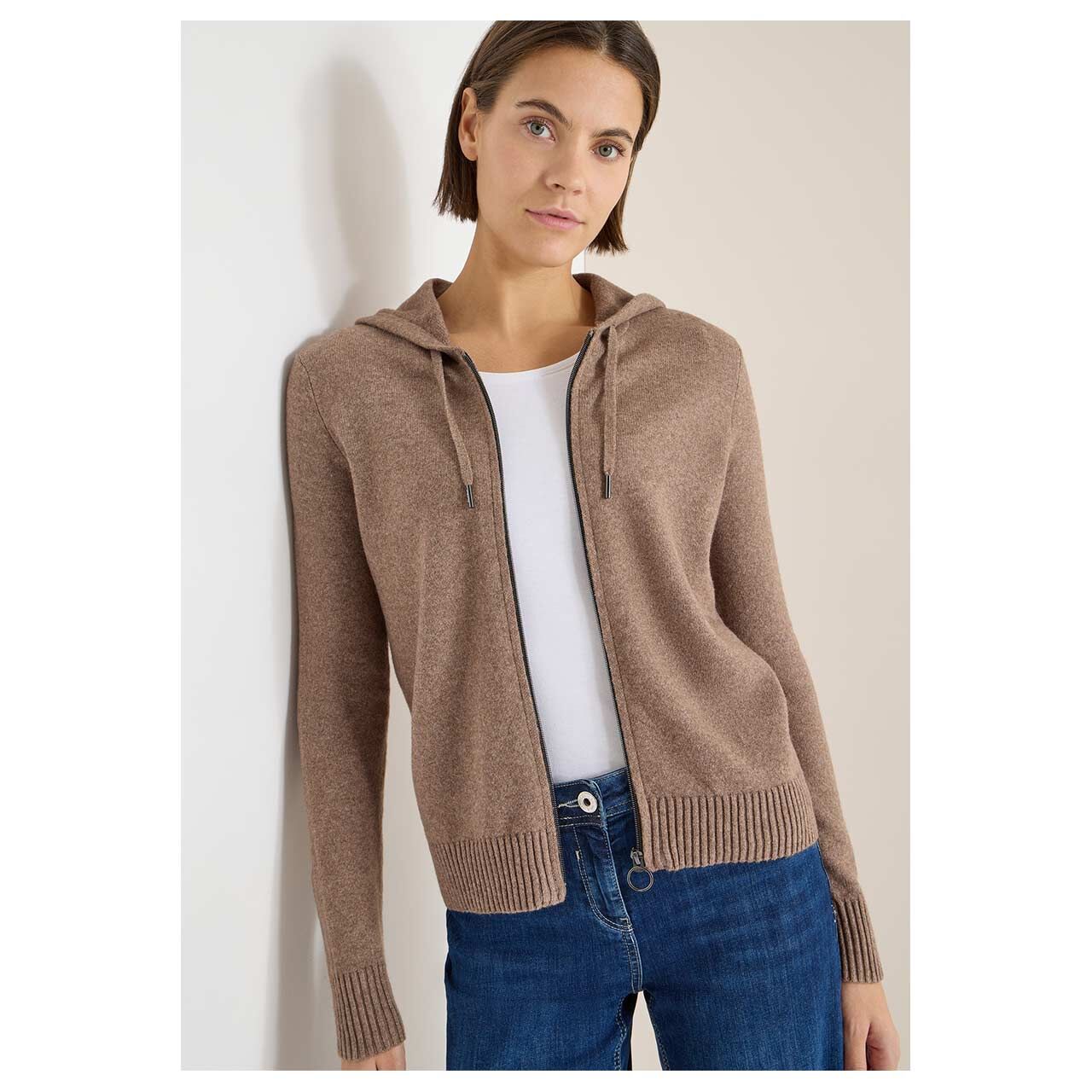 Damen Hoodie Strickjacke Cosy Zipper Cardigan von Cecil in Braun meliert, geöffnete Vorderansicht am Model
