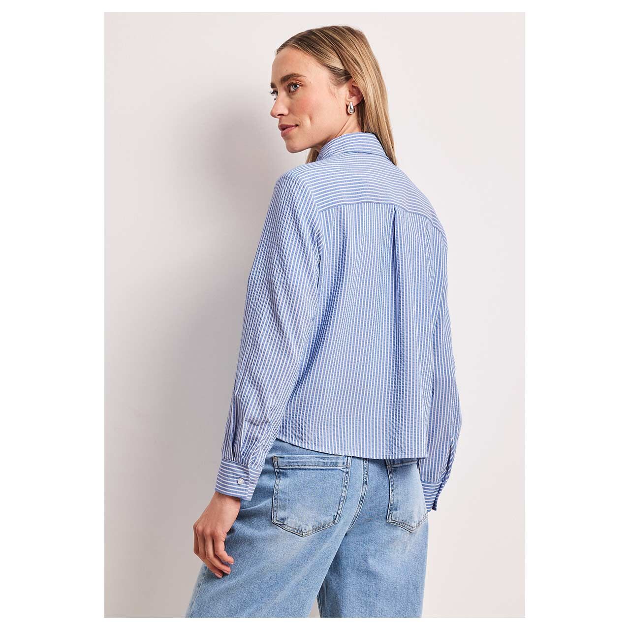 Damen Langarm Bluse Seersucker Striped Shirtcollar von Street One in Blau gestreift, Rückansicht am Model