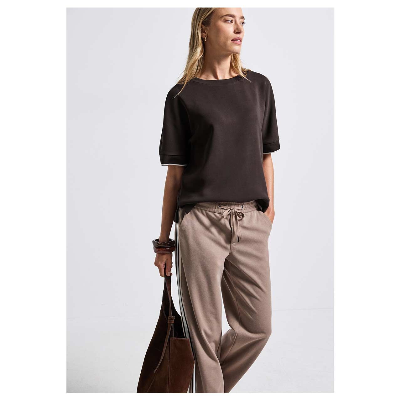 Damen T-Shirt Rib Cuffs von Street One in Dunkelbraun, Vorderansicht am Model gestylt