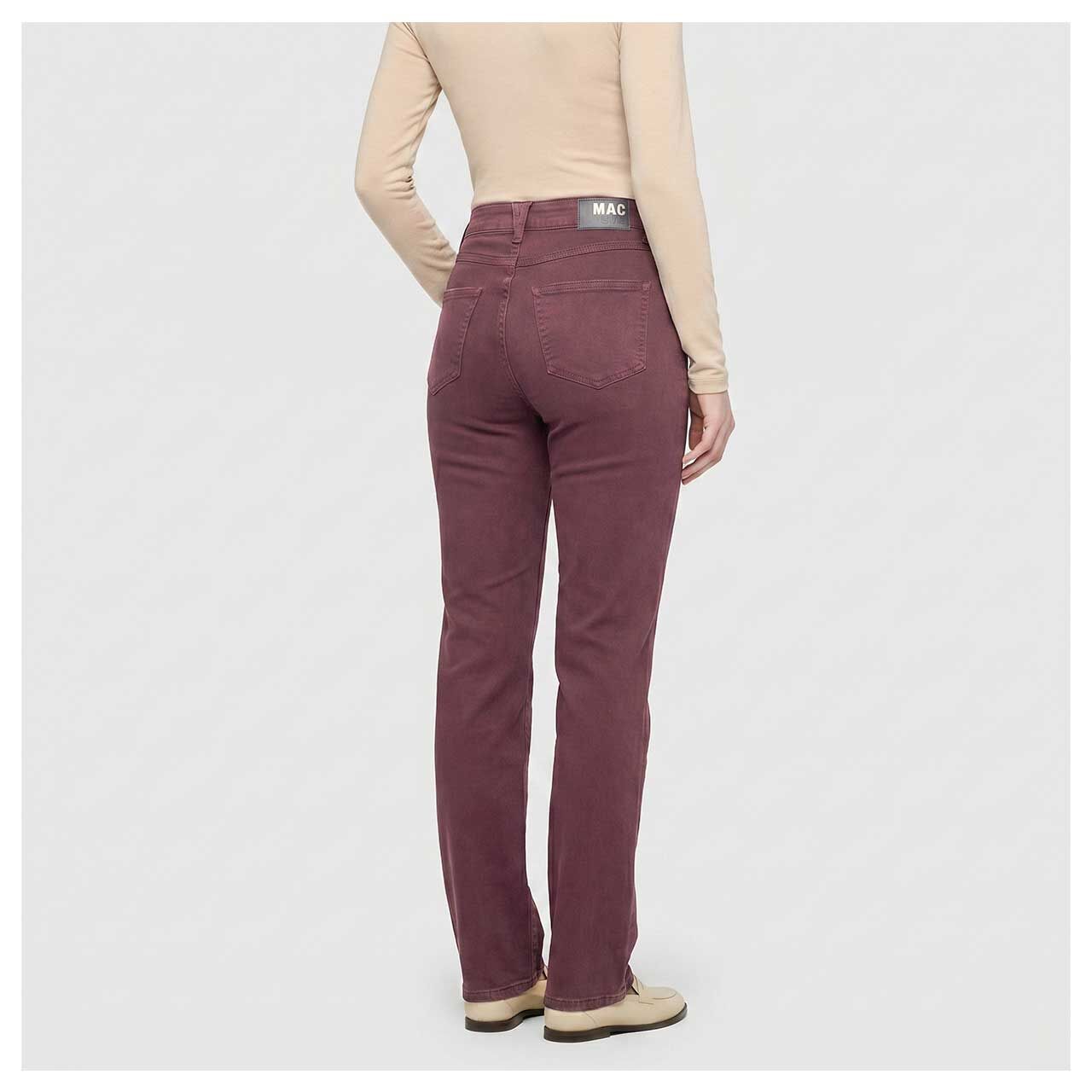 Damenjeans Melanie von MAC in Lila, Rückansicht am Model