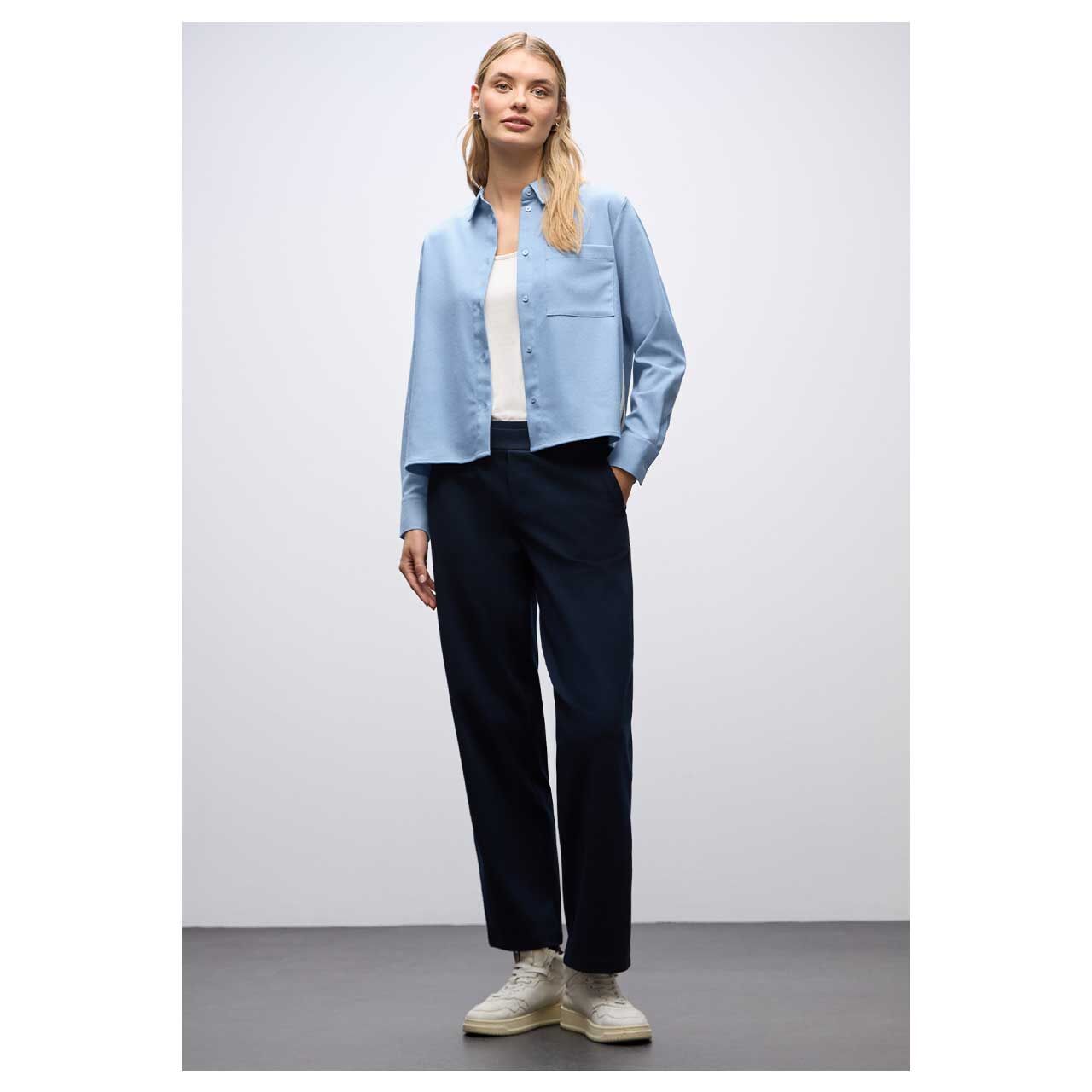 Damen Langarm Bluse Melange Shirtcollar von Street One in Hellblau meliert, Ganzkörperansicht mit offener Bluse