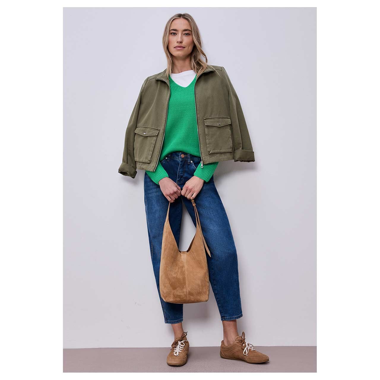 Damen Pullover V-Neck Sweater von Street One in Grün, Ganzkörperansicht gestylt am Model