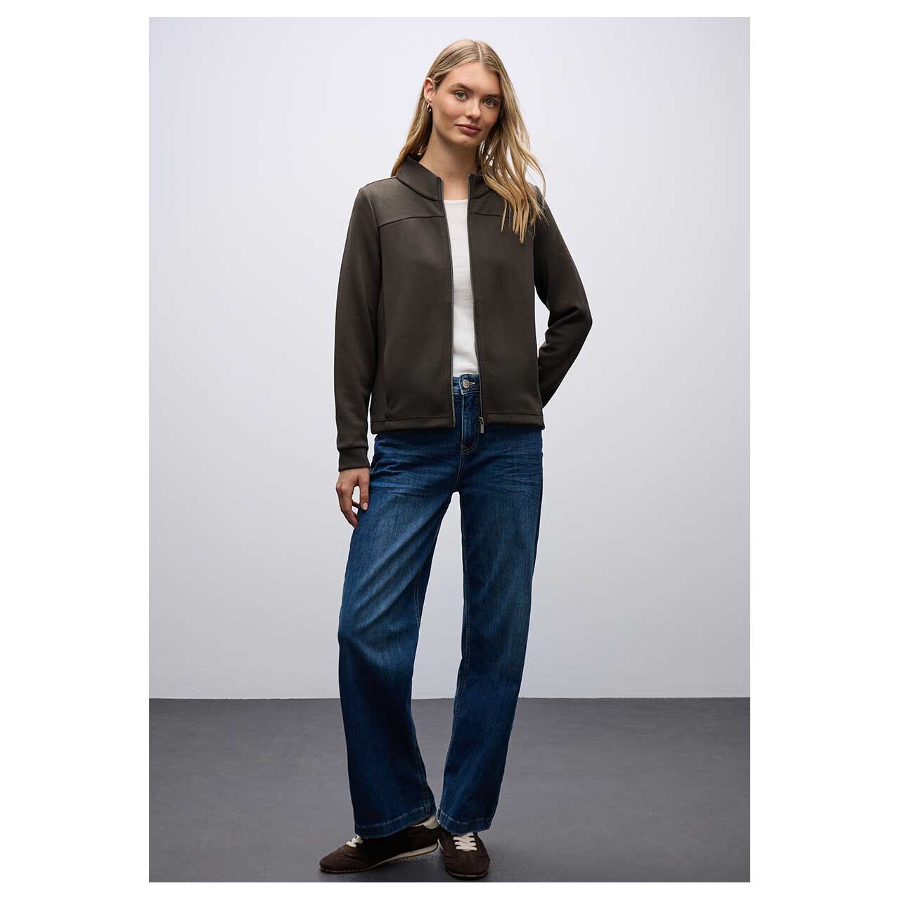 Damen Sweatjacke Silk Look von Street One in Dunkelbraun, Ganzkörperansicht am Model