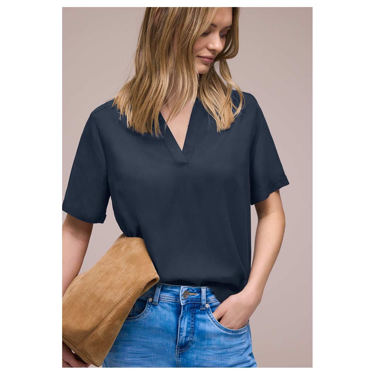 Damen Kurzarm Bluse Splitneck Turn-Up von Street One in Dunkelblau, detaillierte Vorderansicht am Model